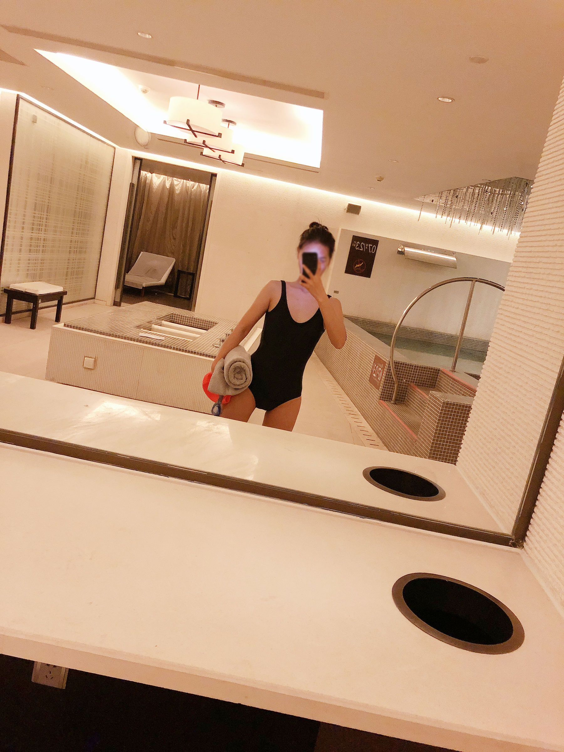 安乔乔儿(Nia乔乔) No.012 泳池裸足 [140P]