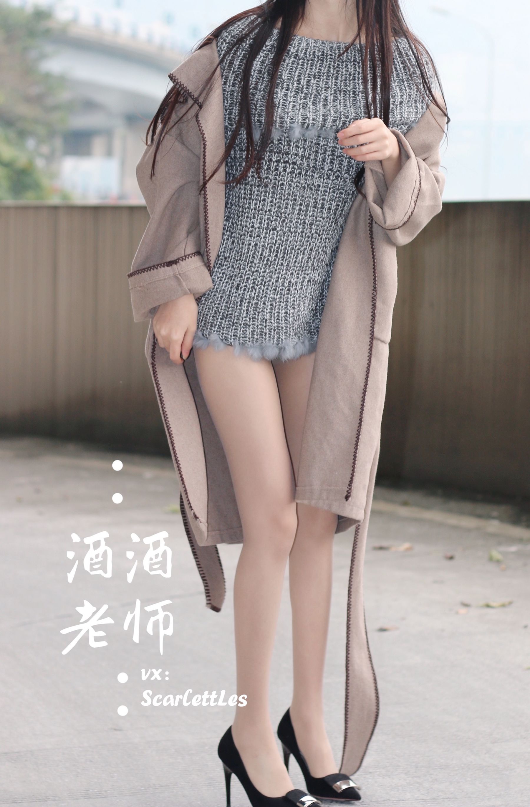 酒酒老师 – 停车场里的超短裙 [55P]