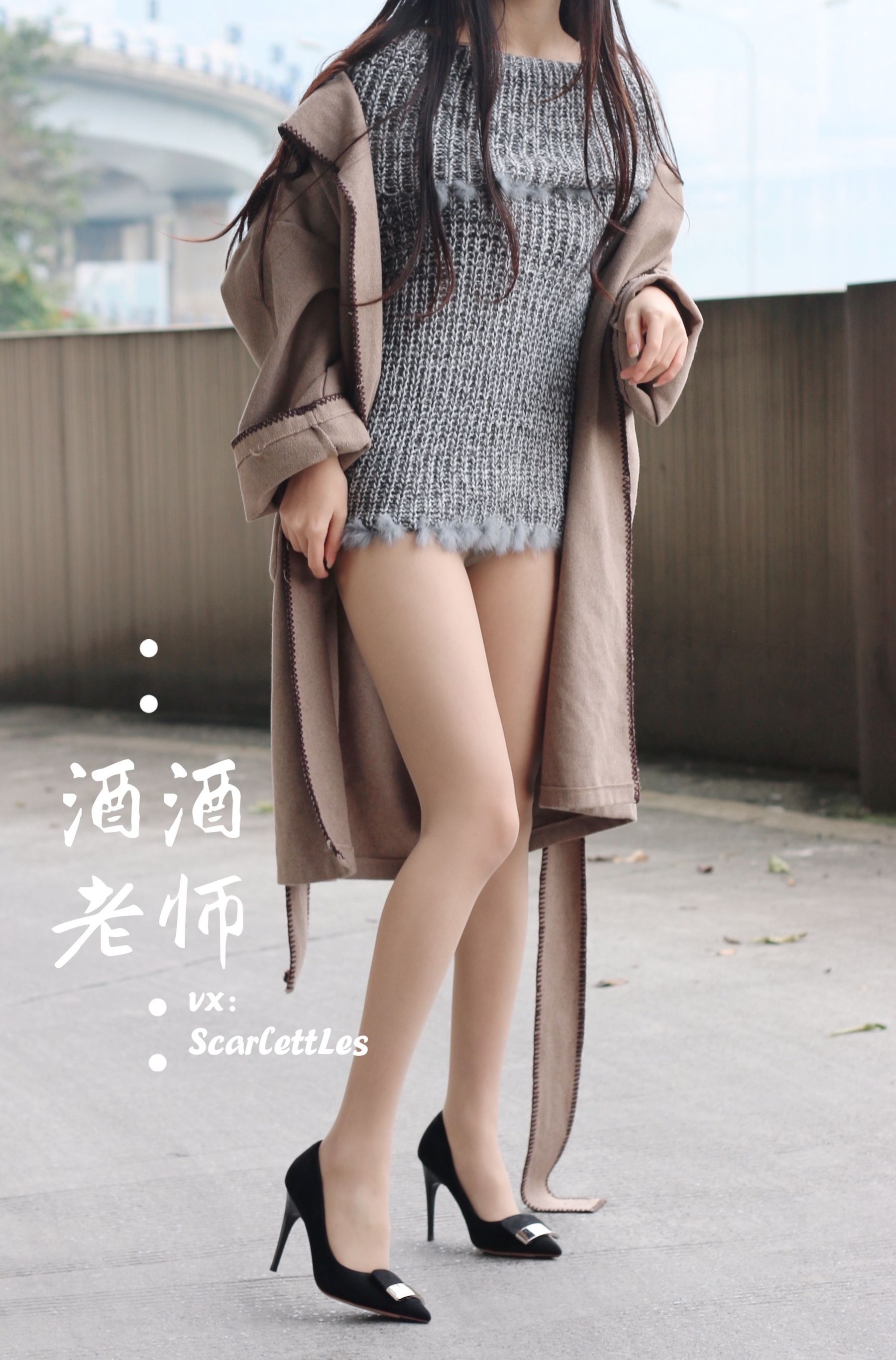 酒酒老师 – 停车场里的超短裙 [55P]