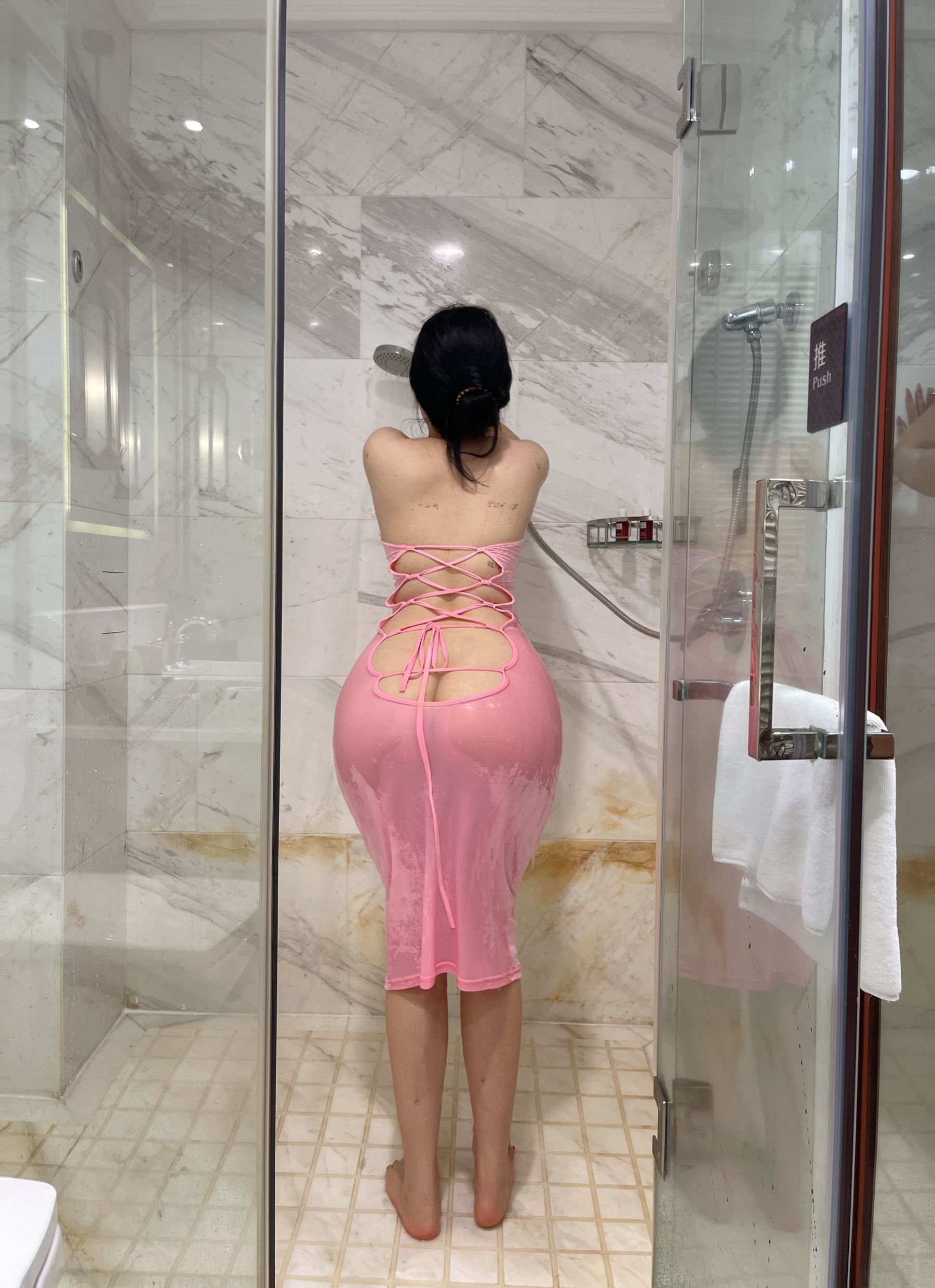 迷人的五姨太 – 湿身诱惑 [19P]