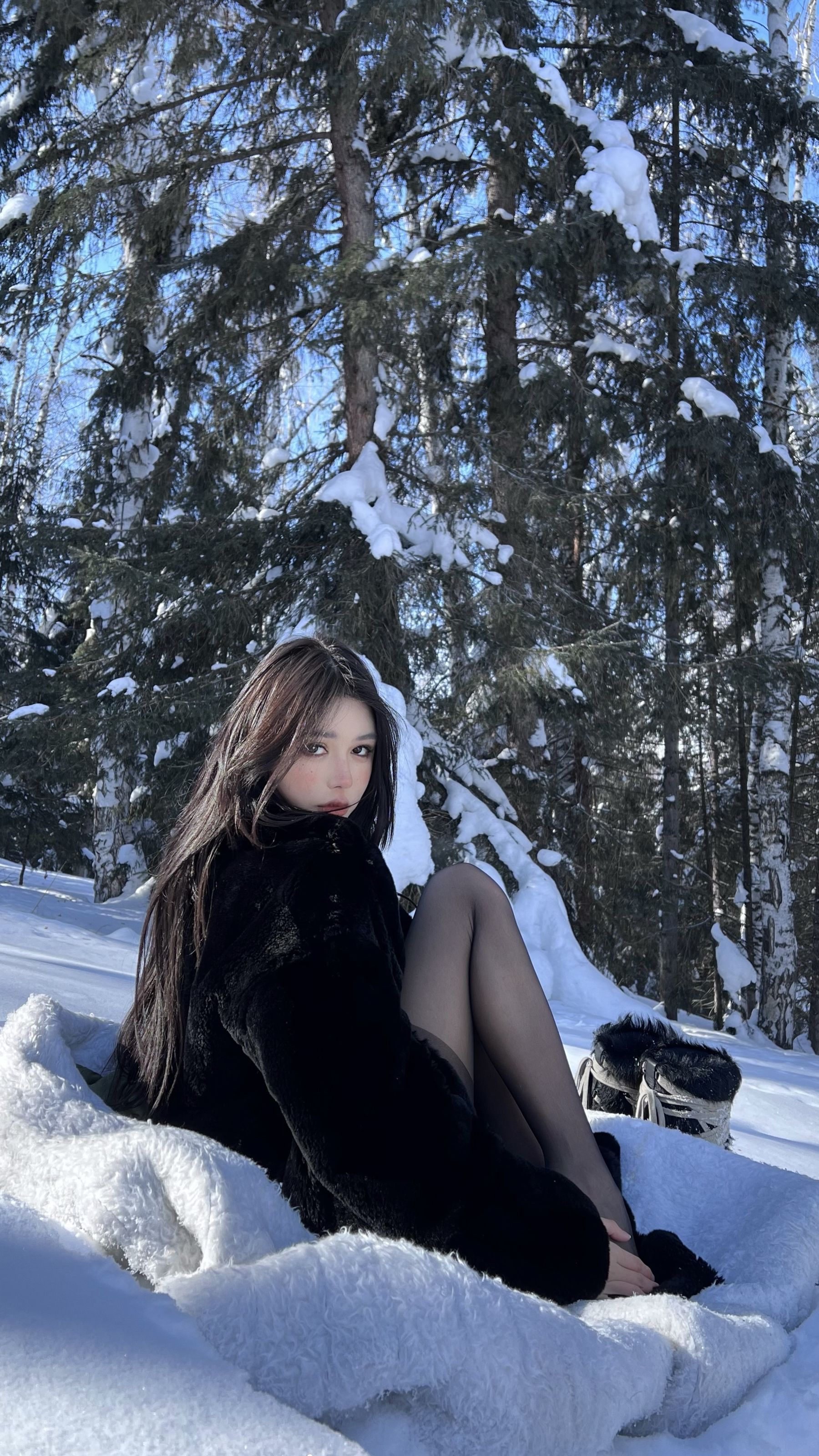 媛媛酱SAYUKI – 皮草 黑丝 [15P]