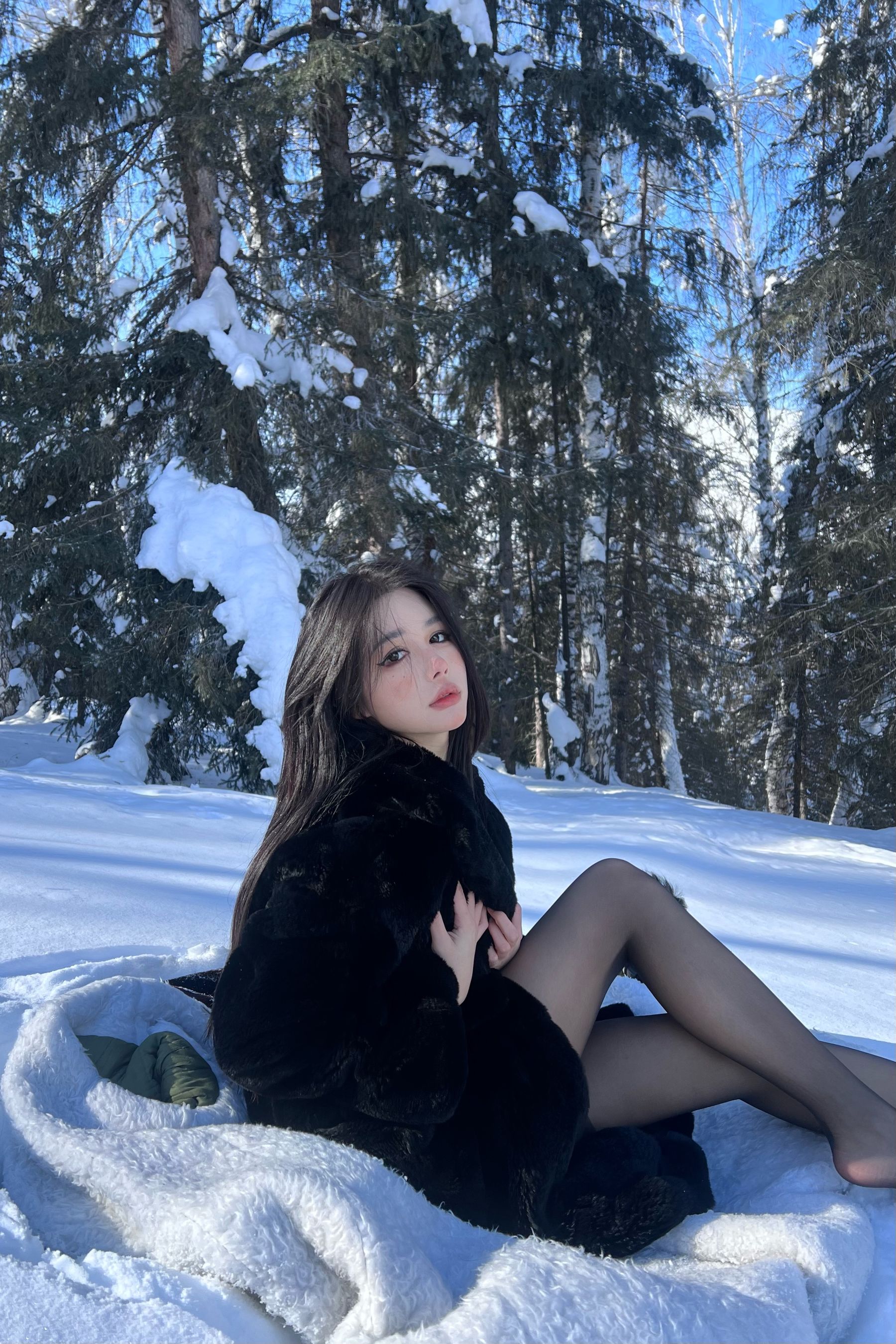 媛媛酱SAYUKI – 皮草 黑丝 [15P]