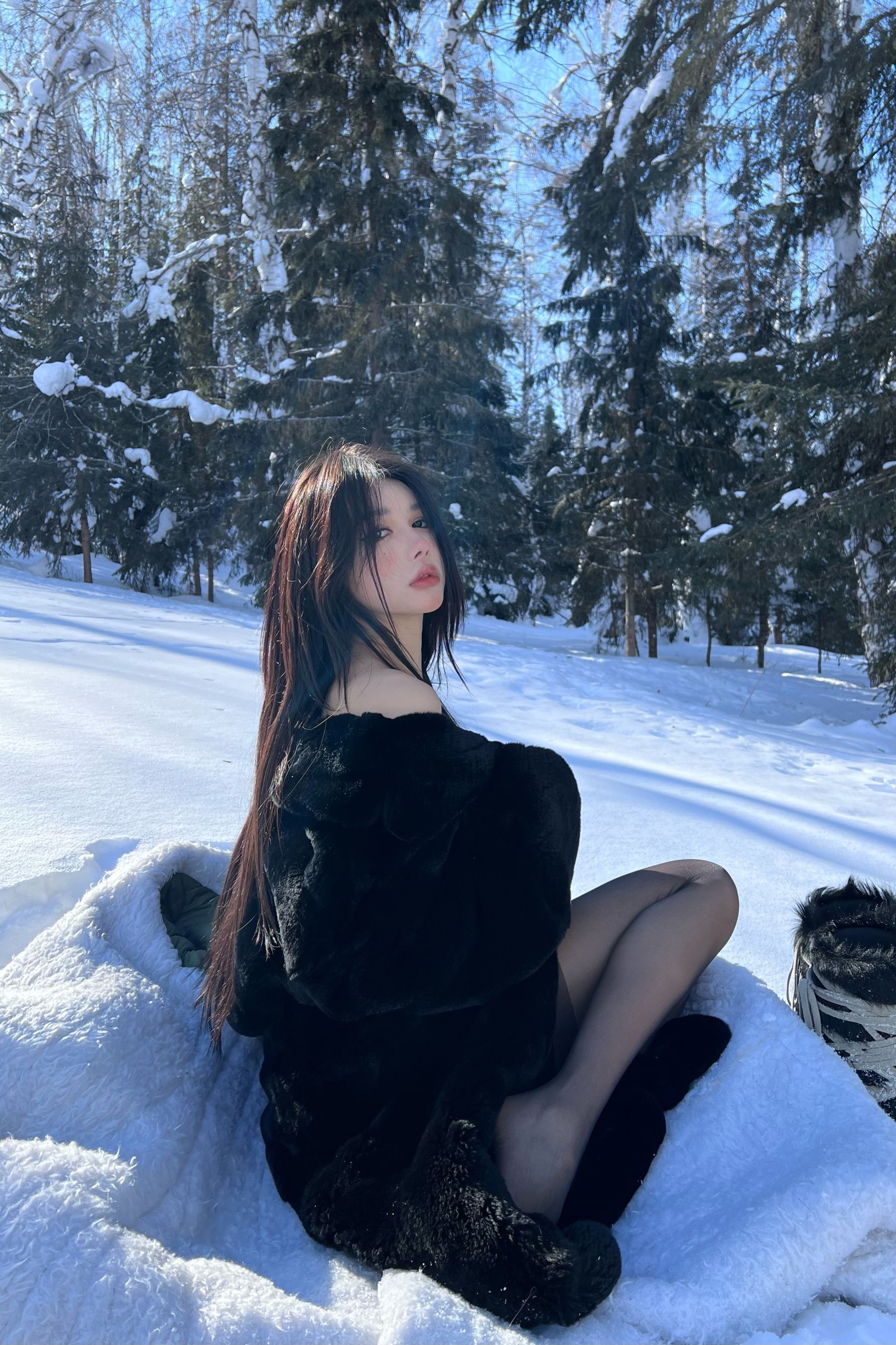 媛媛酱SAYUKI – 皮草 黑丝 [15P]