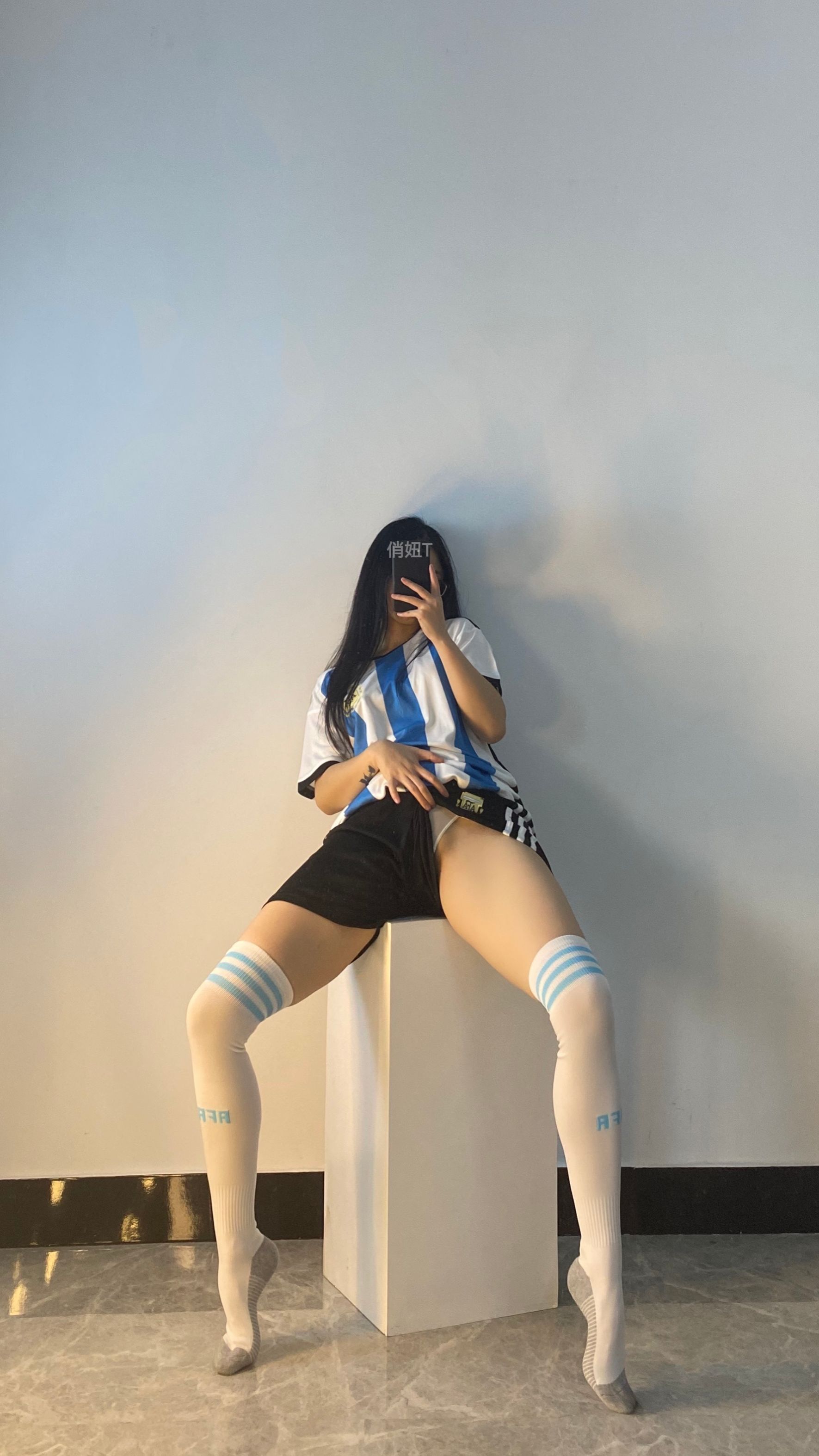 俏妞qiaoniuTT – 进来看球 [32P]