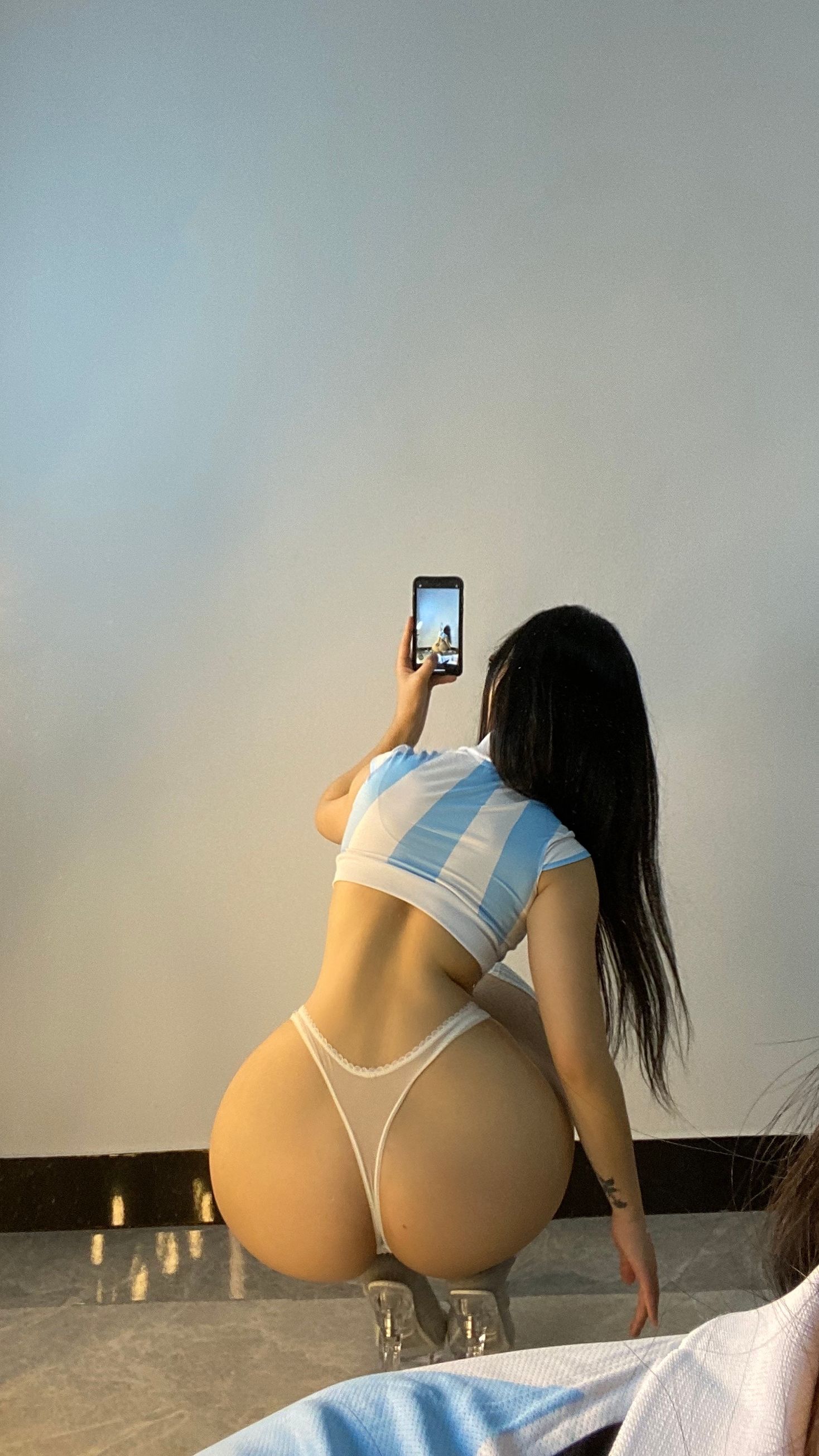 俏妞qiaoniuTT – 进来看球 [32P]