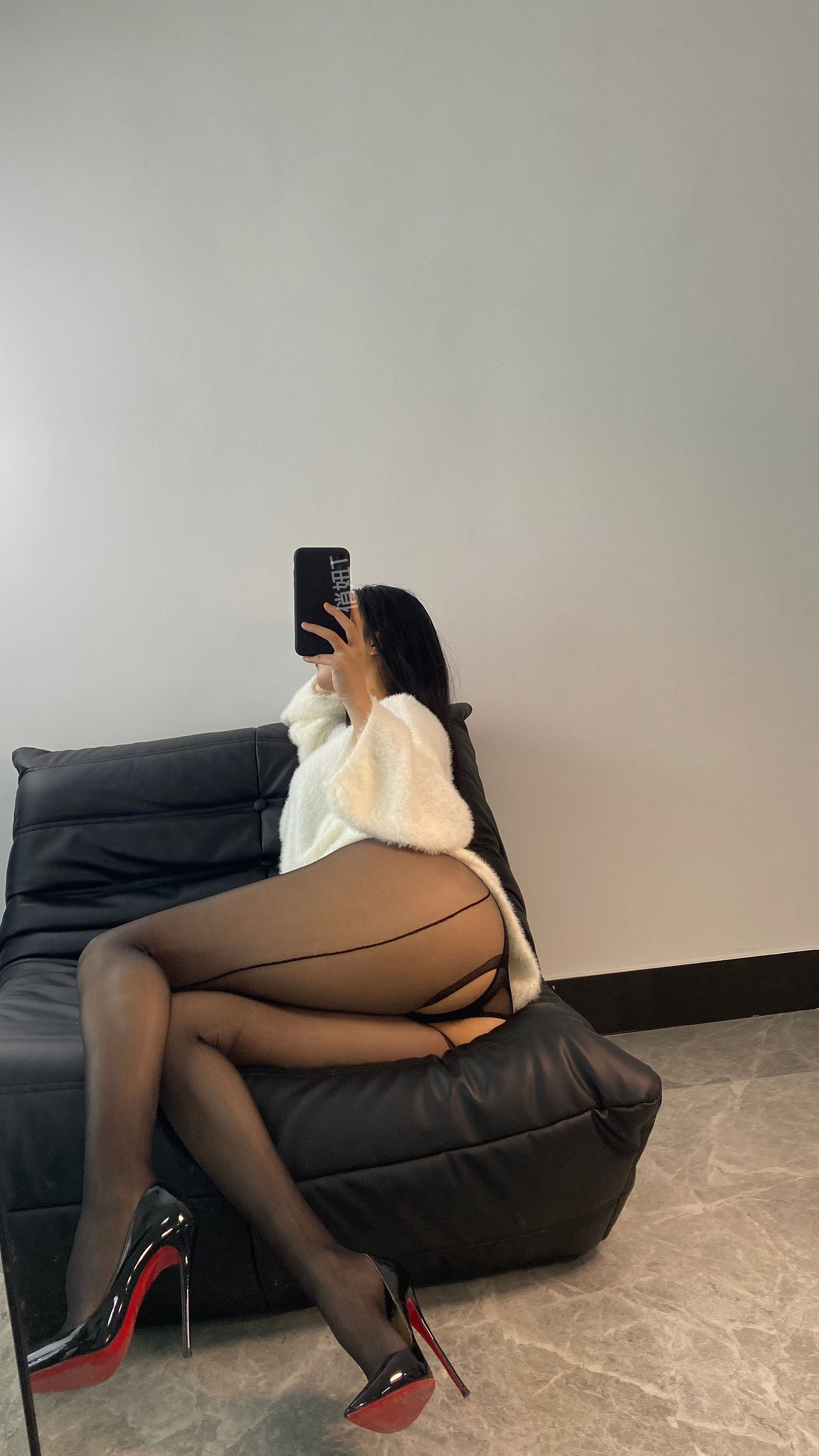 俏妞qiaoniuTT – 透视黑丝 [17P]