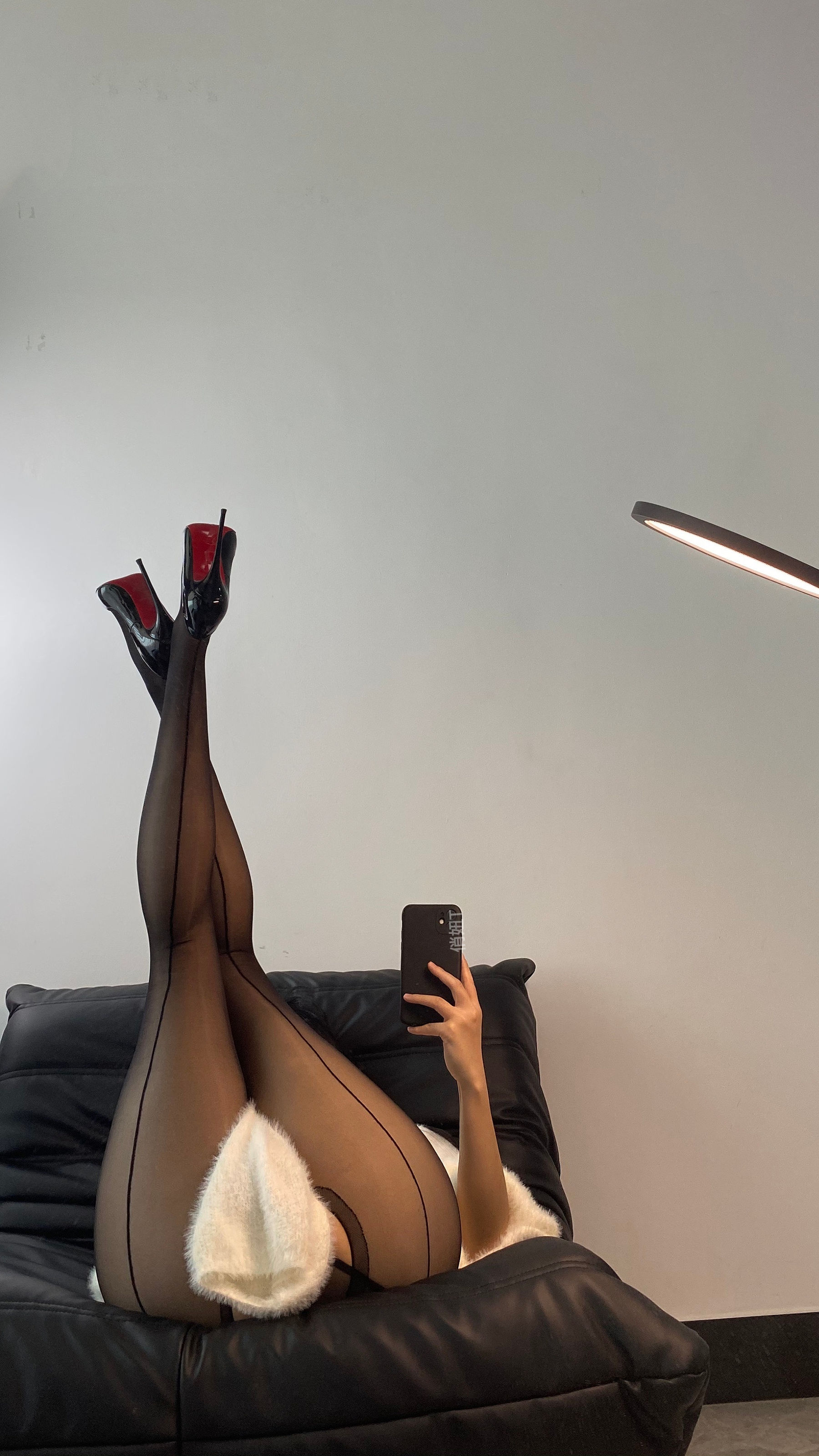 俏妞qiaoniuTT – 透视黑丝 [17P]