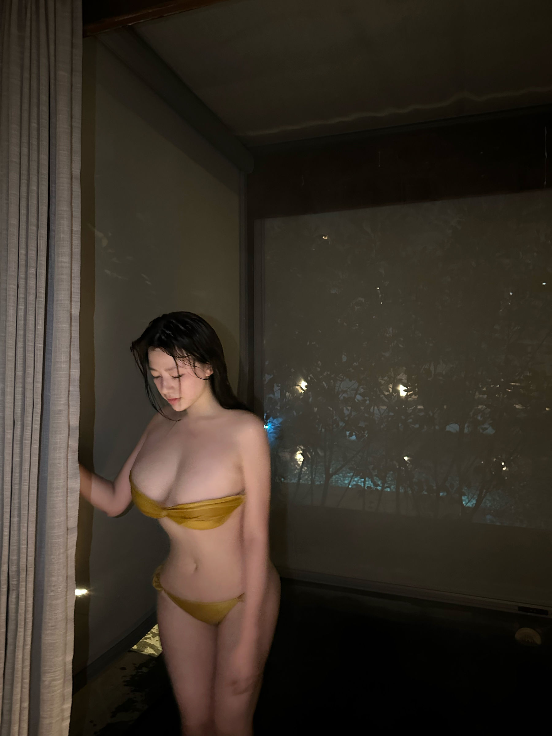 奶宝妹纸 – 深夜游泳池 [24P]