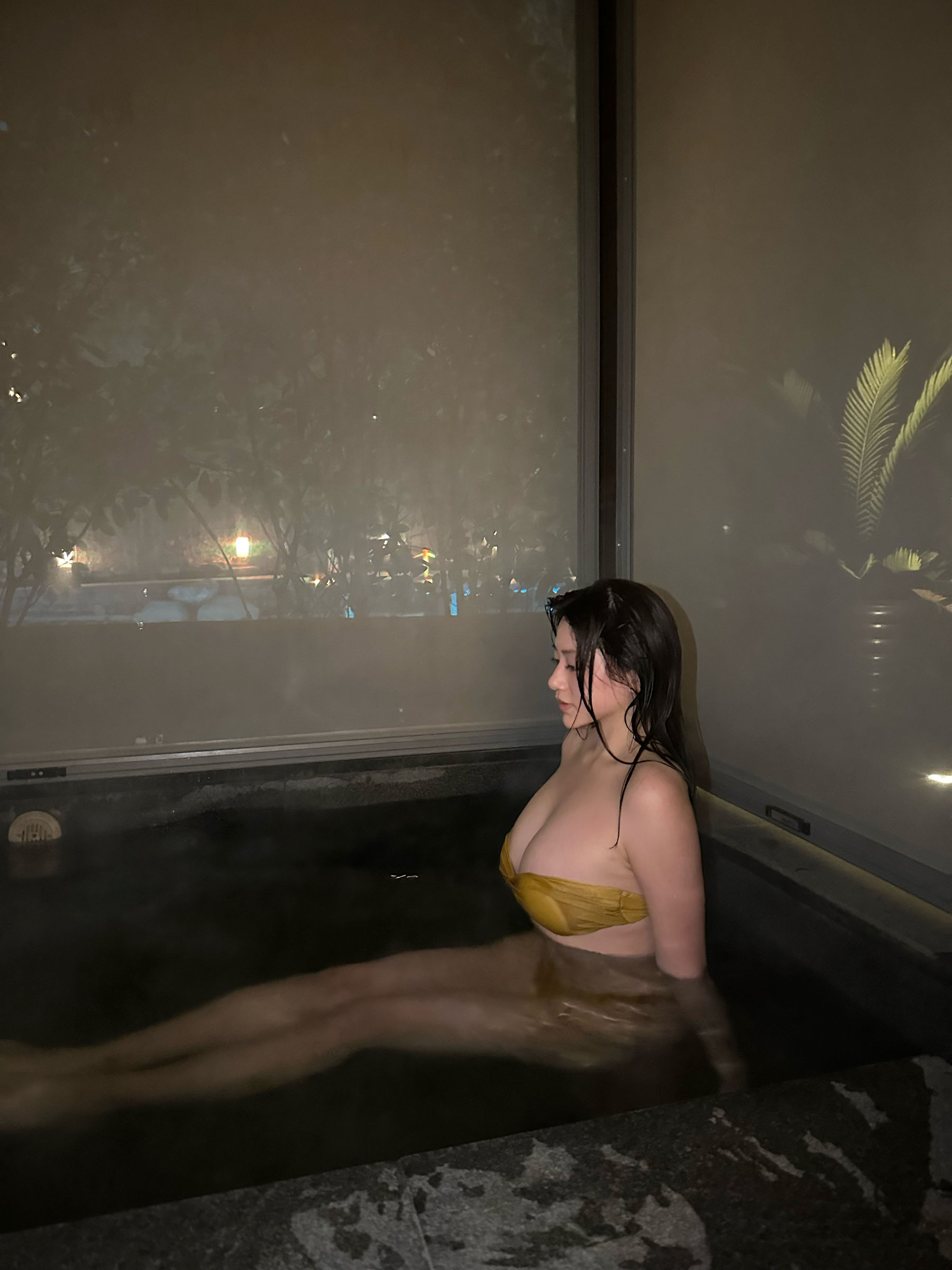 奶宝妹纸 – 深夜游泳池 [24P]