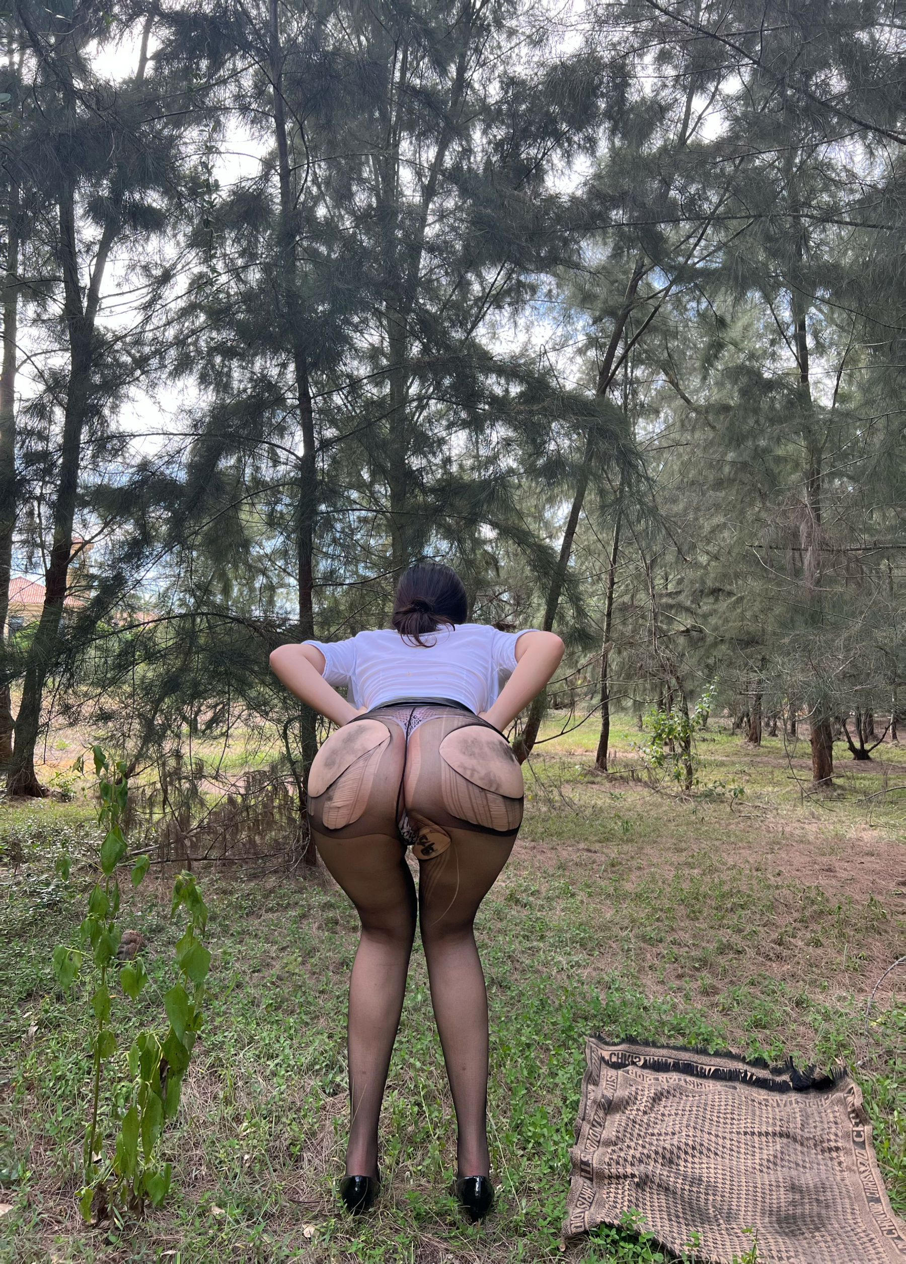 迷人的五姨太 – 制服OL的户外诱惑 [30P]