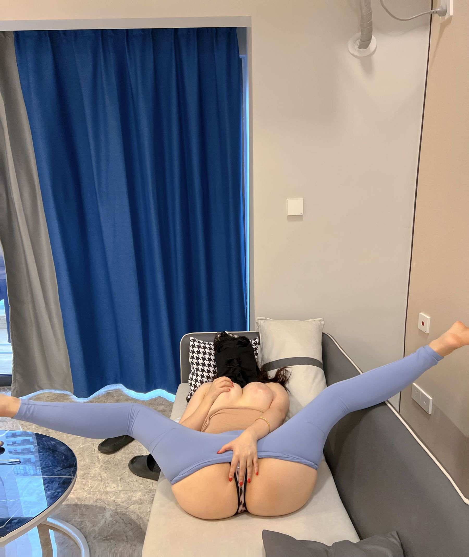 迷人的五姨太 – 瑜伽裤下的身材 [18P]