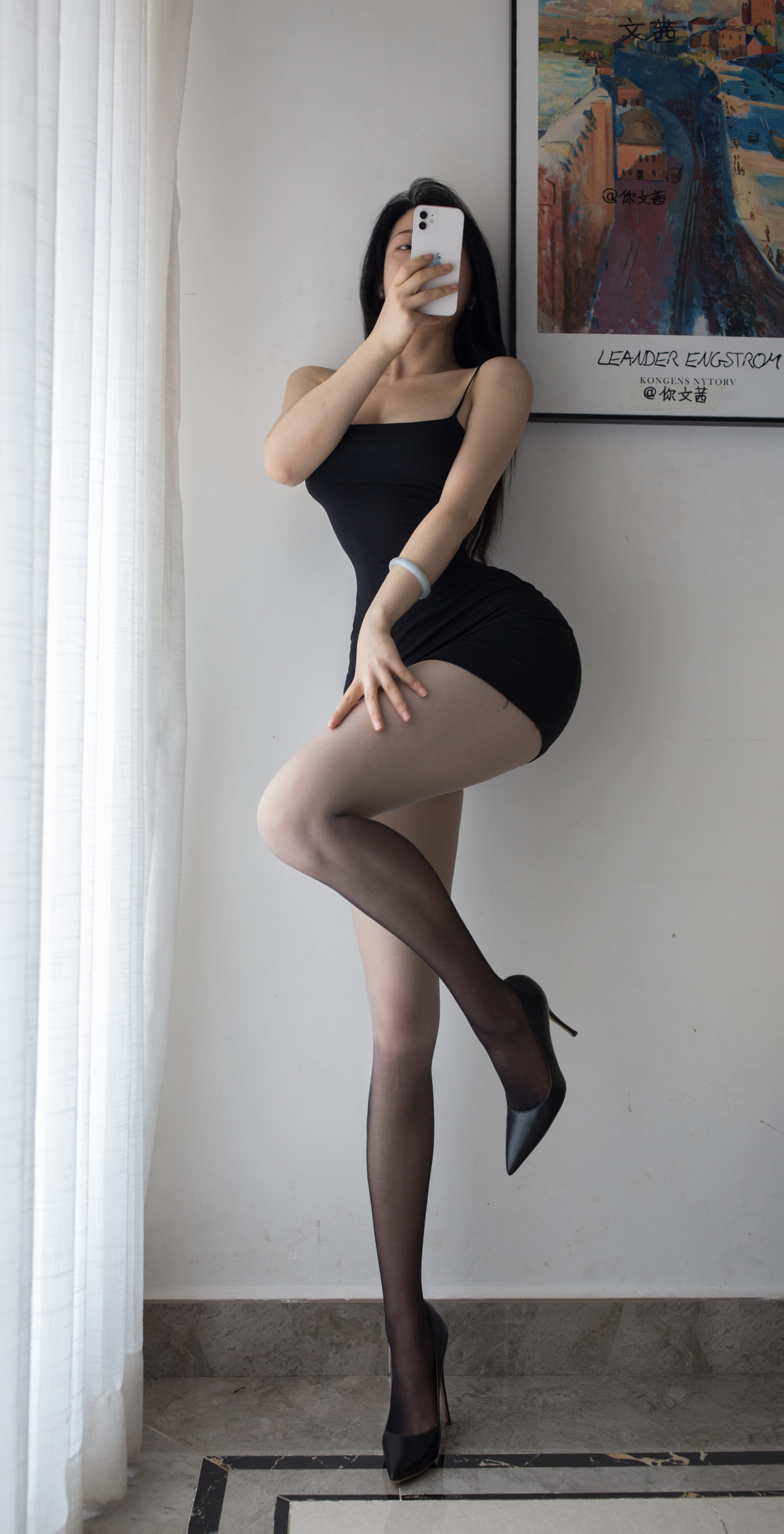 Cool文茜 – 画廊下的灰白渐变 [11P]