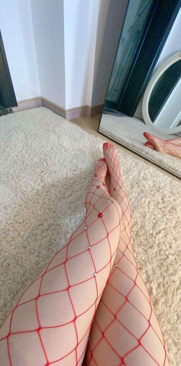 俏妞qiaoniuTT – 红色网丝 [14P]