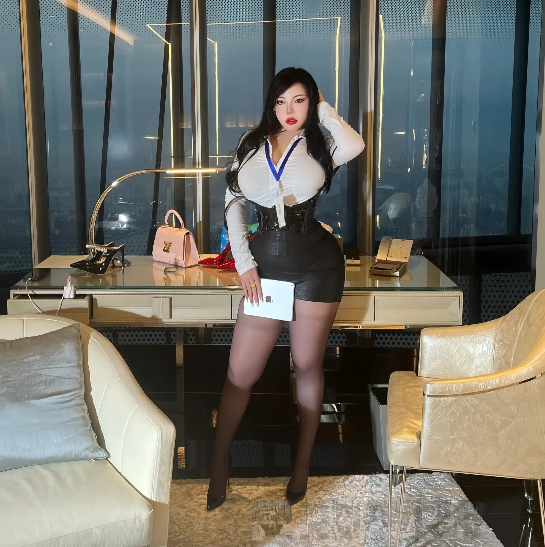 爆爆猪炸 – 秘书 [16P]