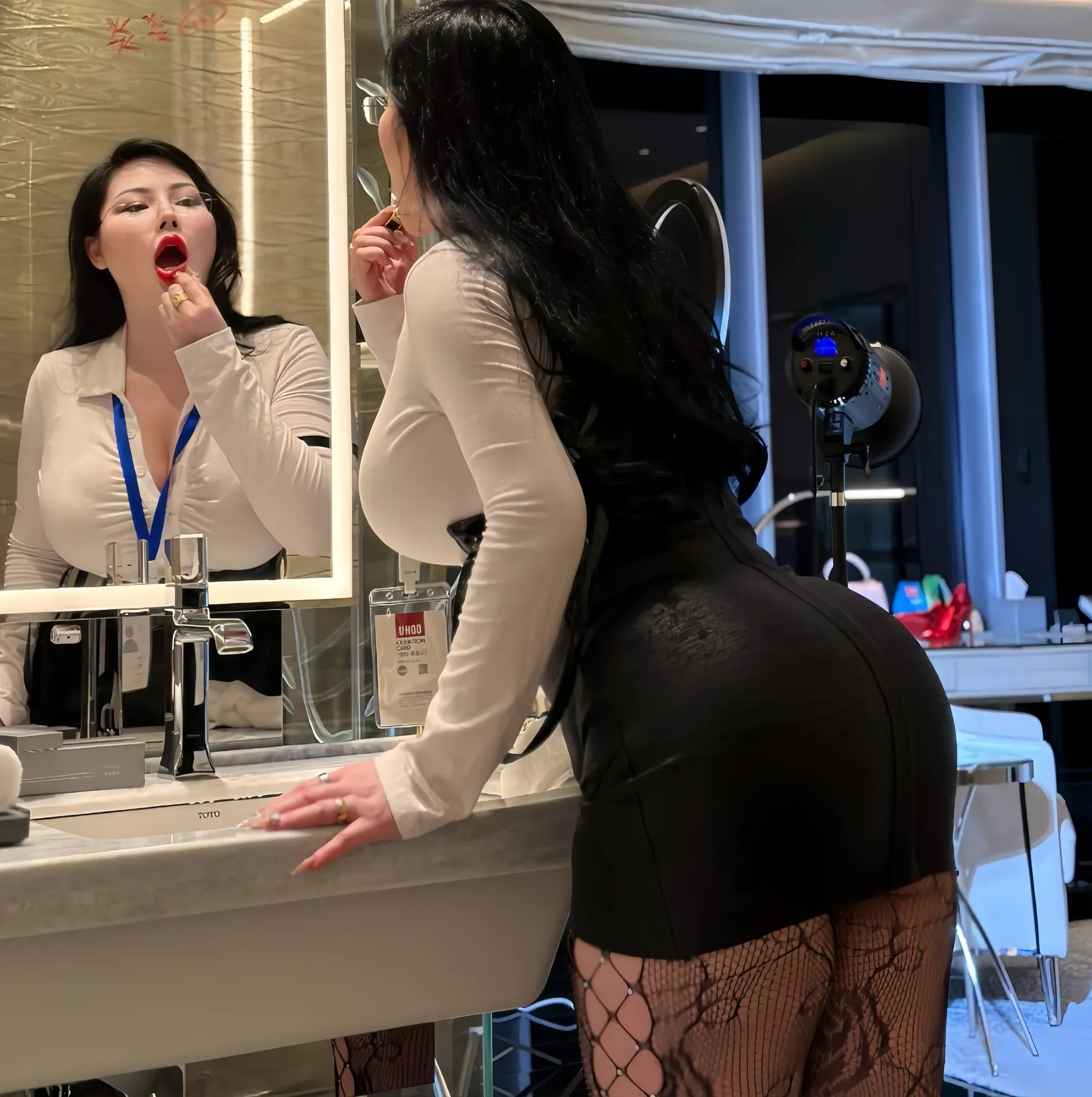 爆爆猪炸 – 秘书 [16P]