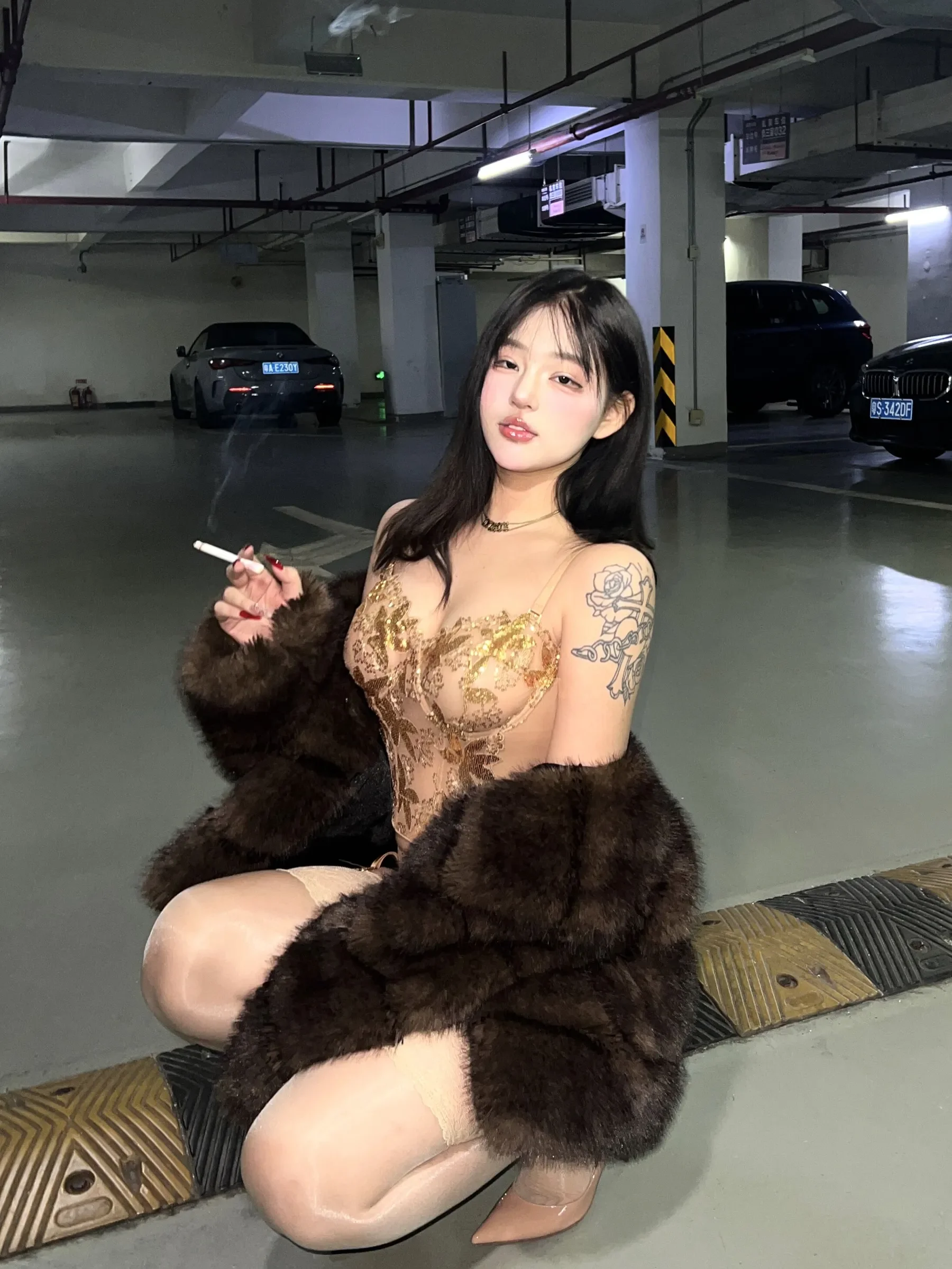 小u优优子 – 貂皮大衣 [50P]