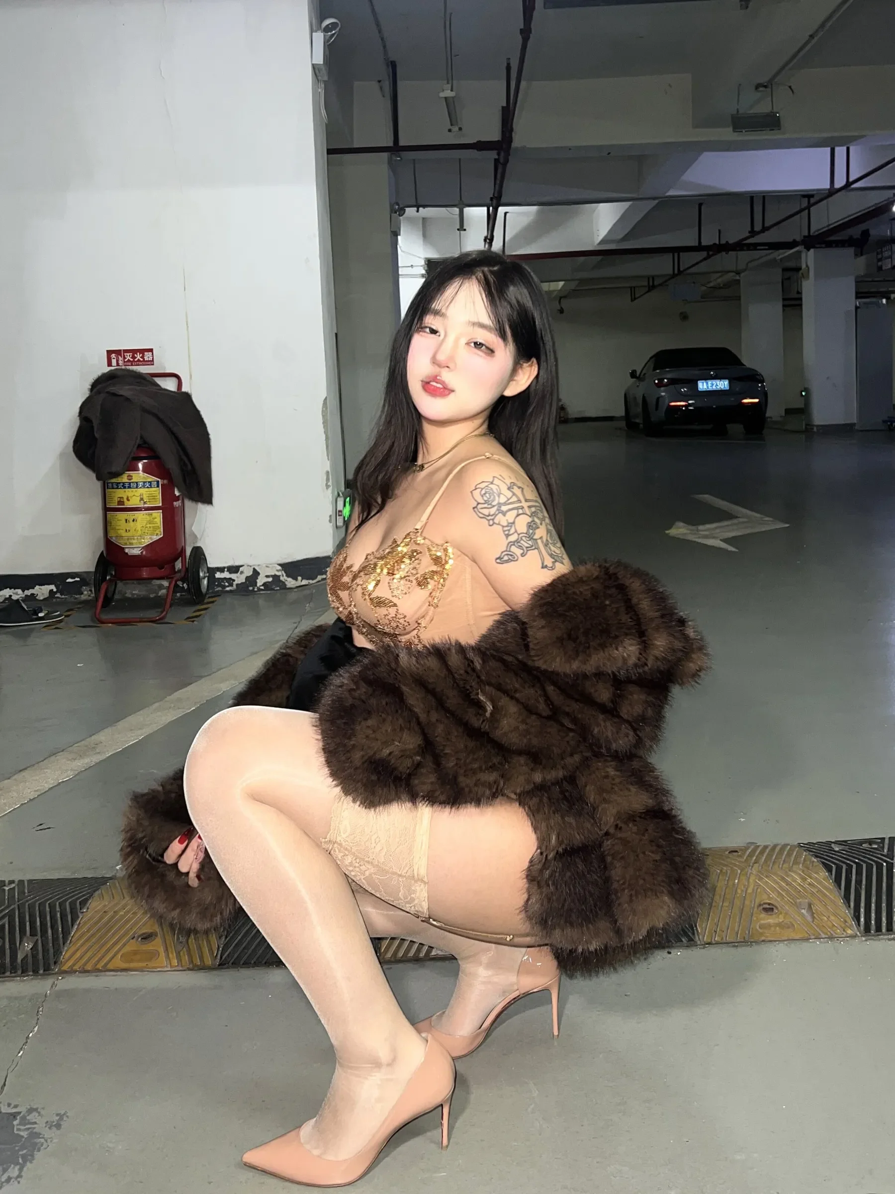 小u优优子 – 貂皮大衣 [50P]