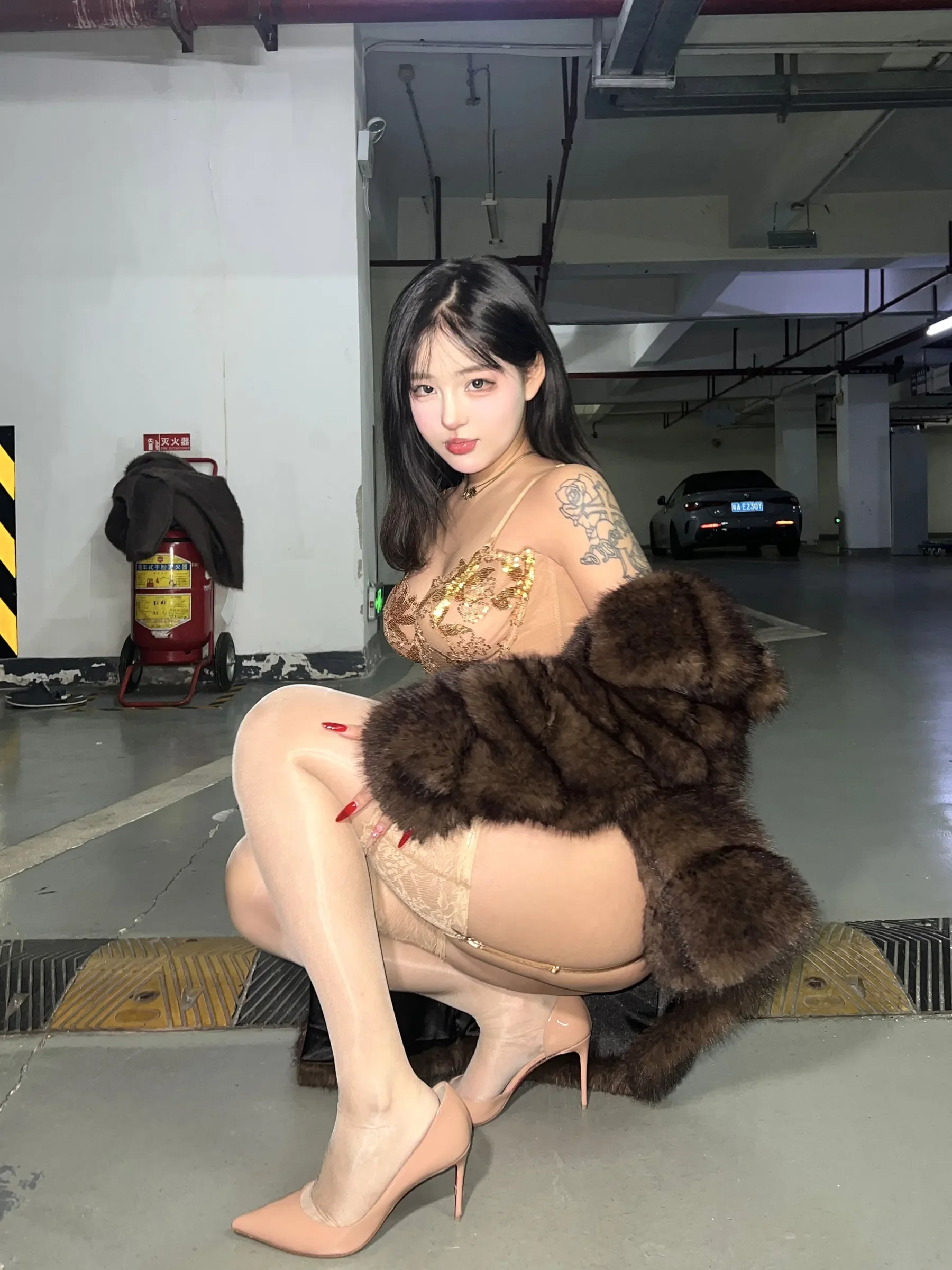 小u优优子 – 貂皮大衣 [50P]