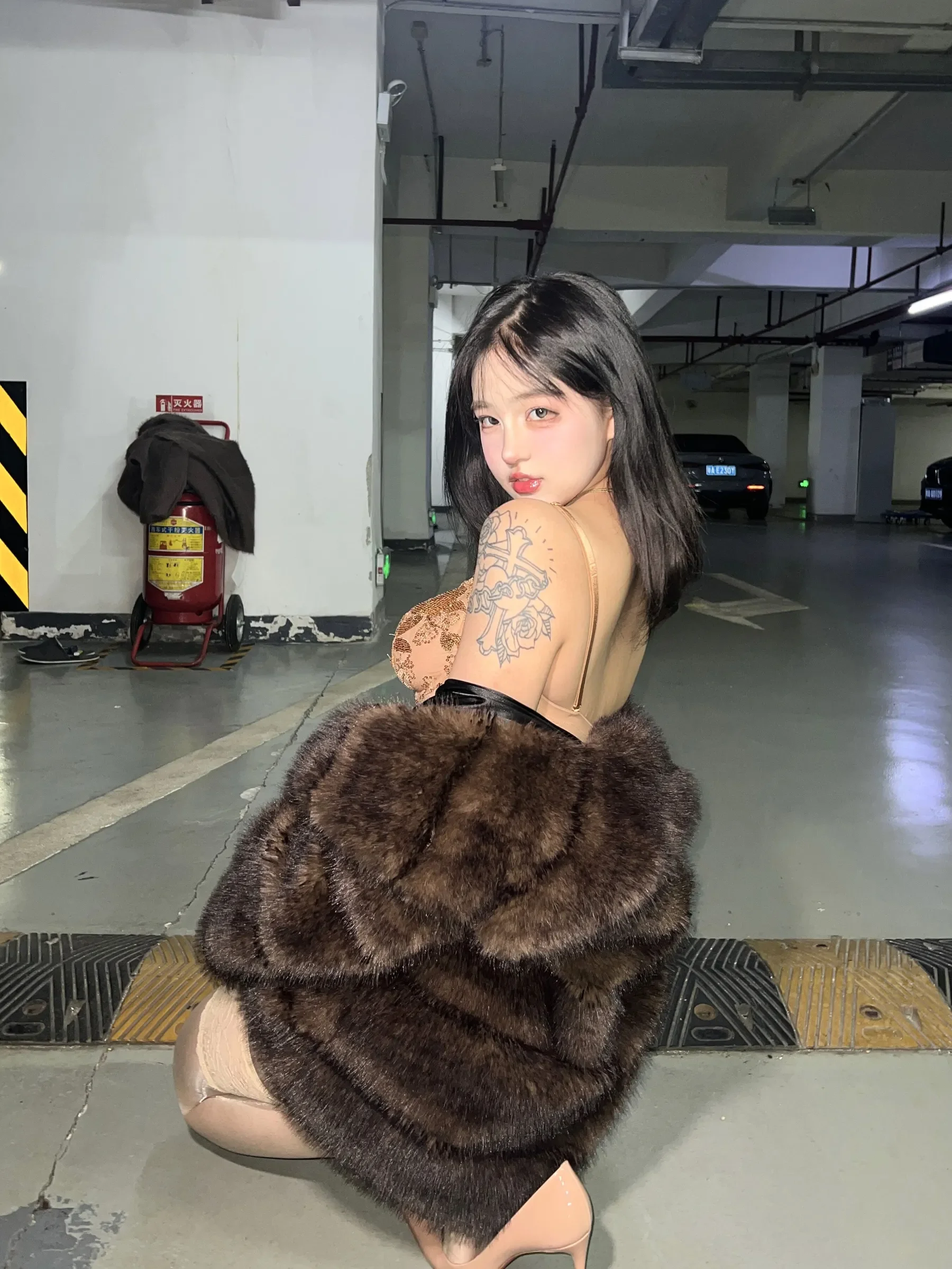 小u优优子 – 貂皮大衣 [50P]