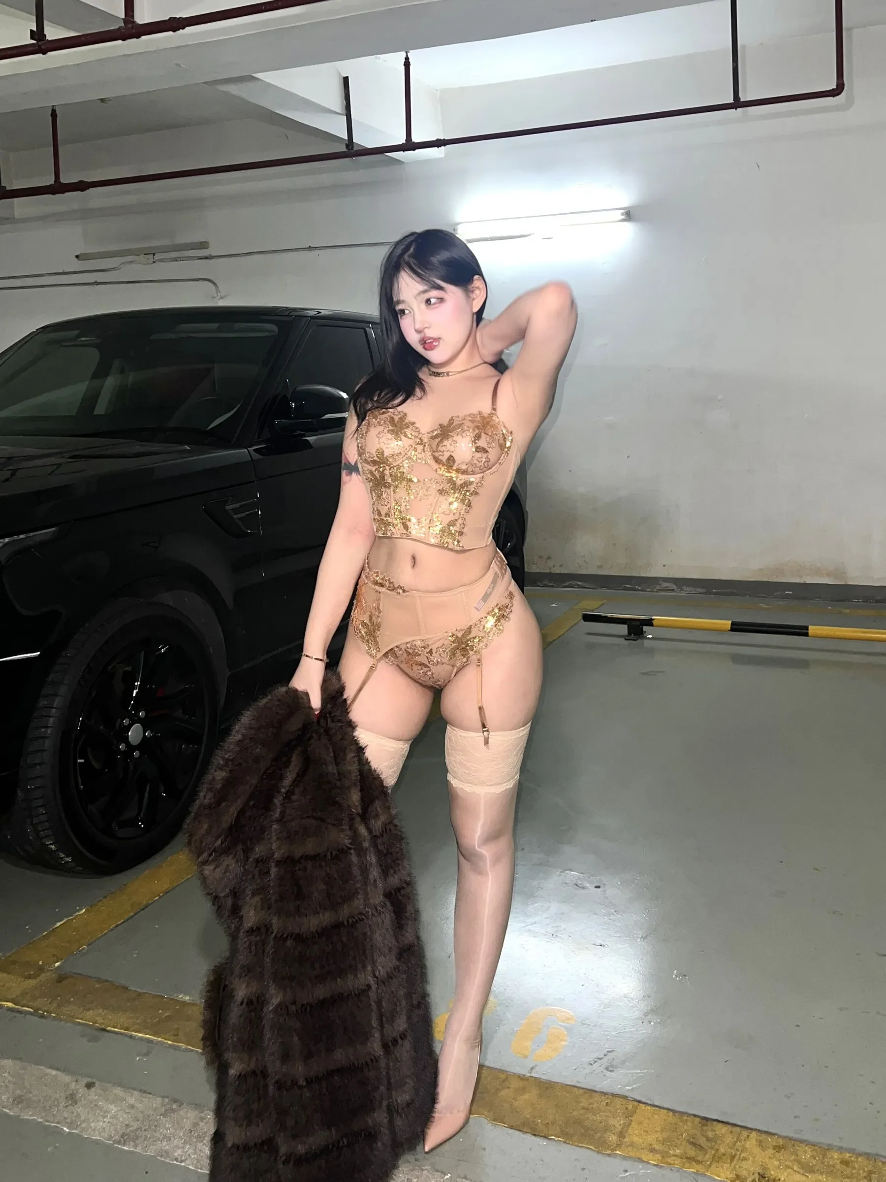 小u优优子 – 貂皮大衣 [50P]