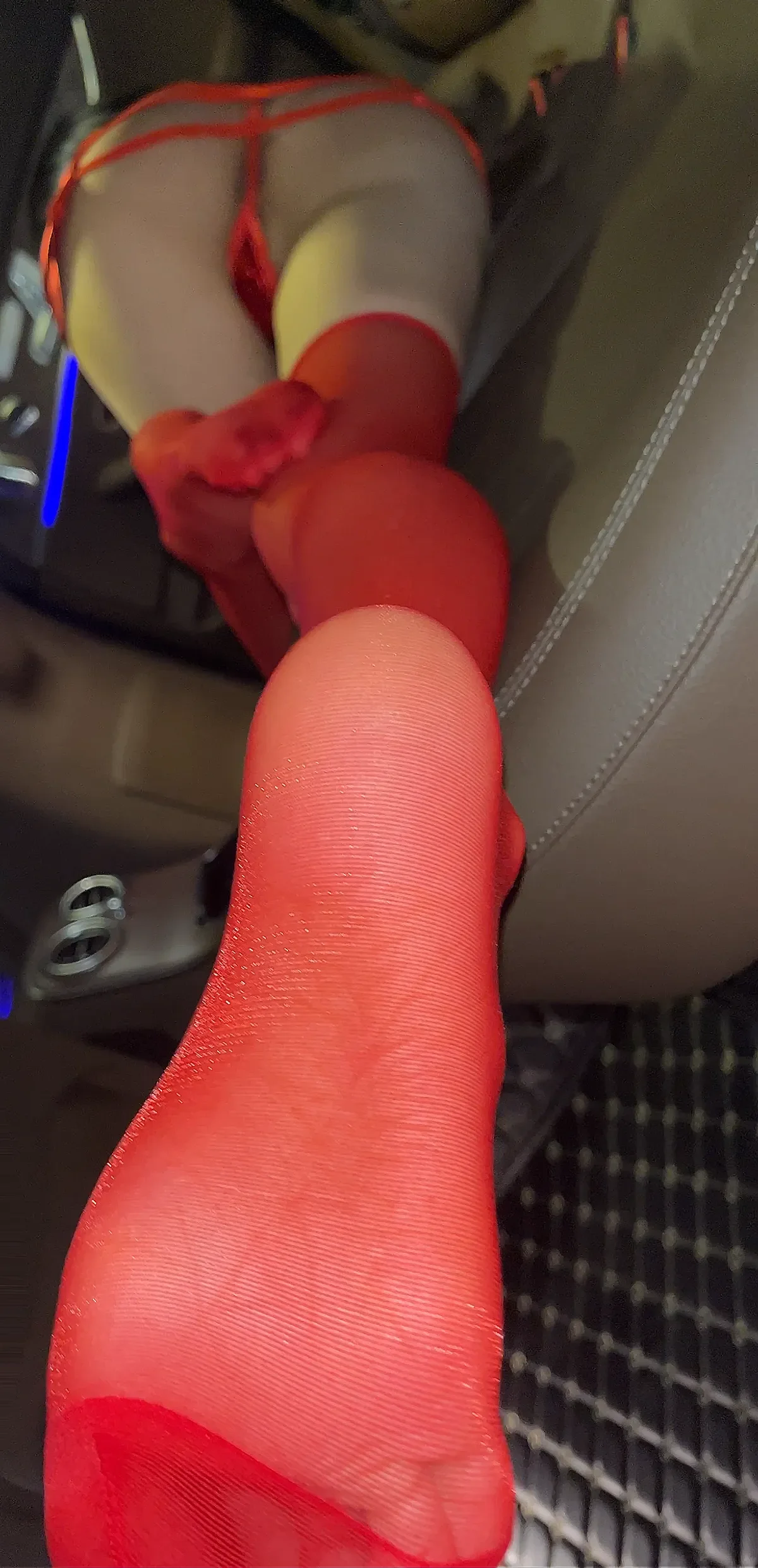 女刺客 – 奔驰车内的红色情趣 [31P]