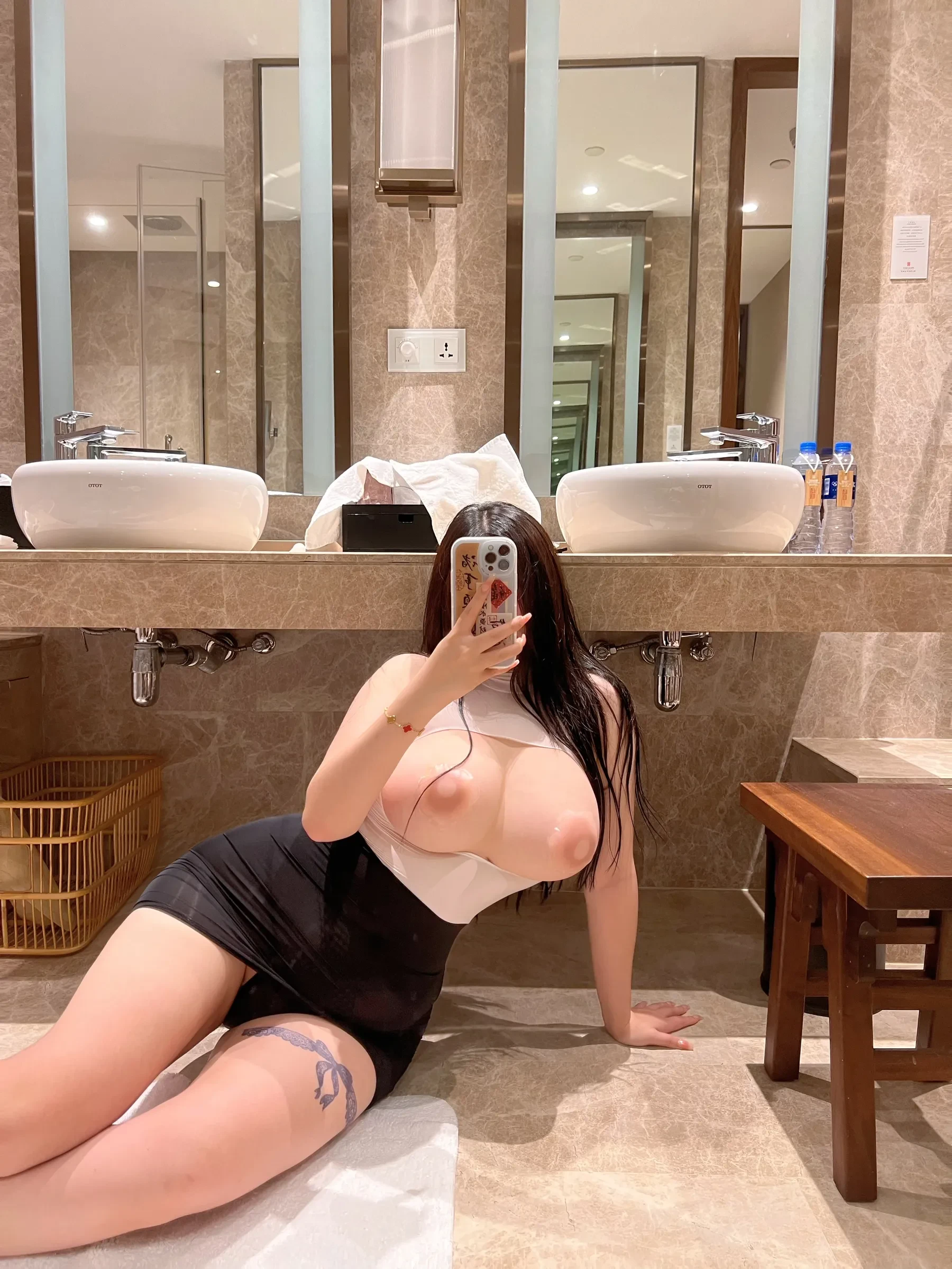 迷人的五姨太 – 酒店性感自拍 [31P]