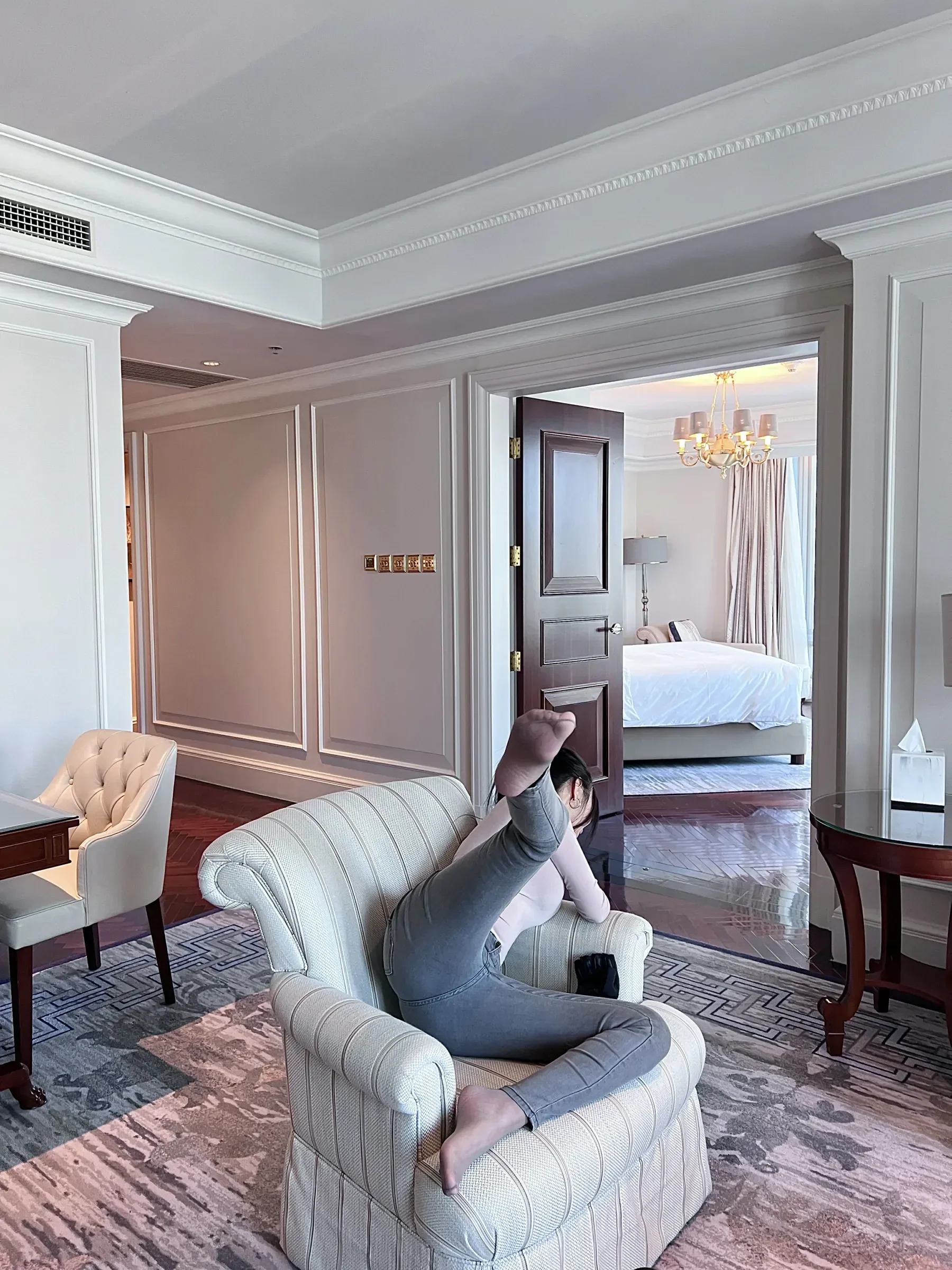 王馨瑶yanni – 微密圈写真灰色紧身牛仔裤 [22P]