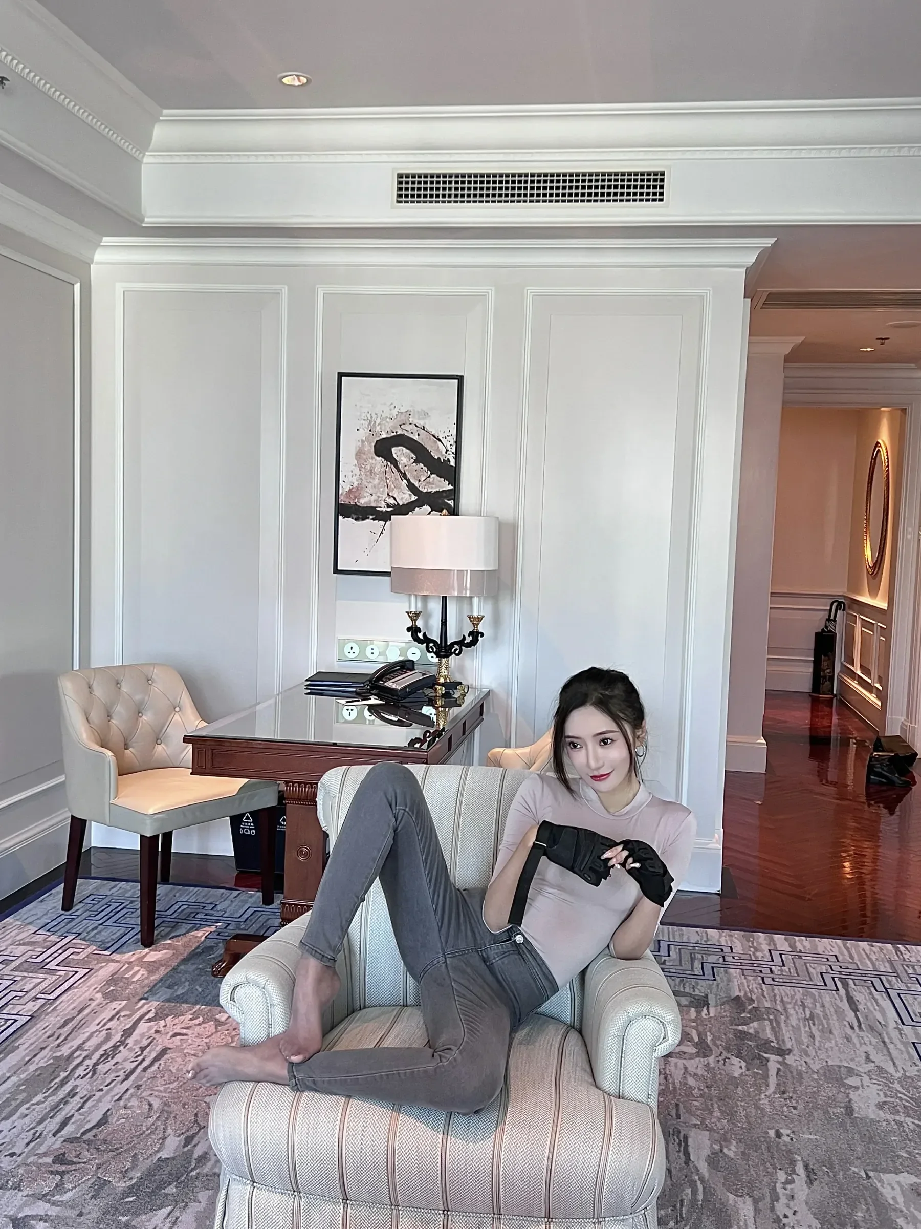 王馨瑶yanni – 微密圈写真灰色紧身牛仔裤 [22P]