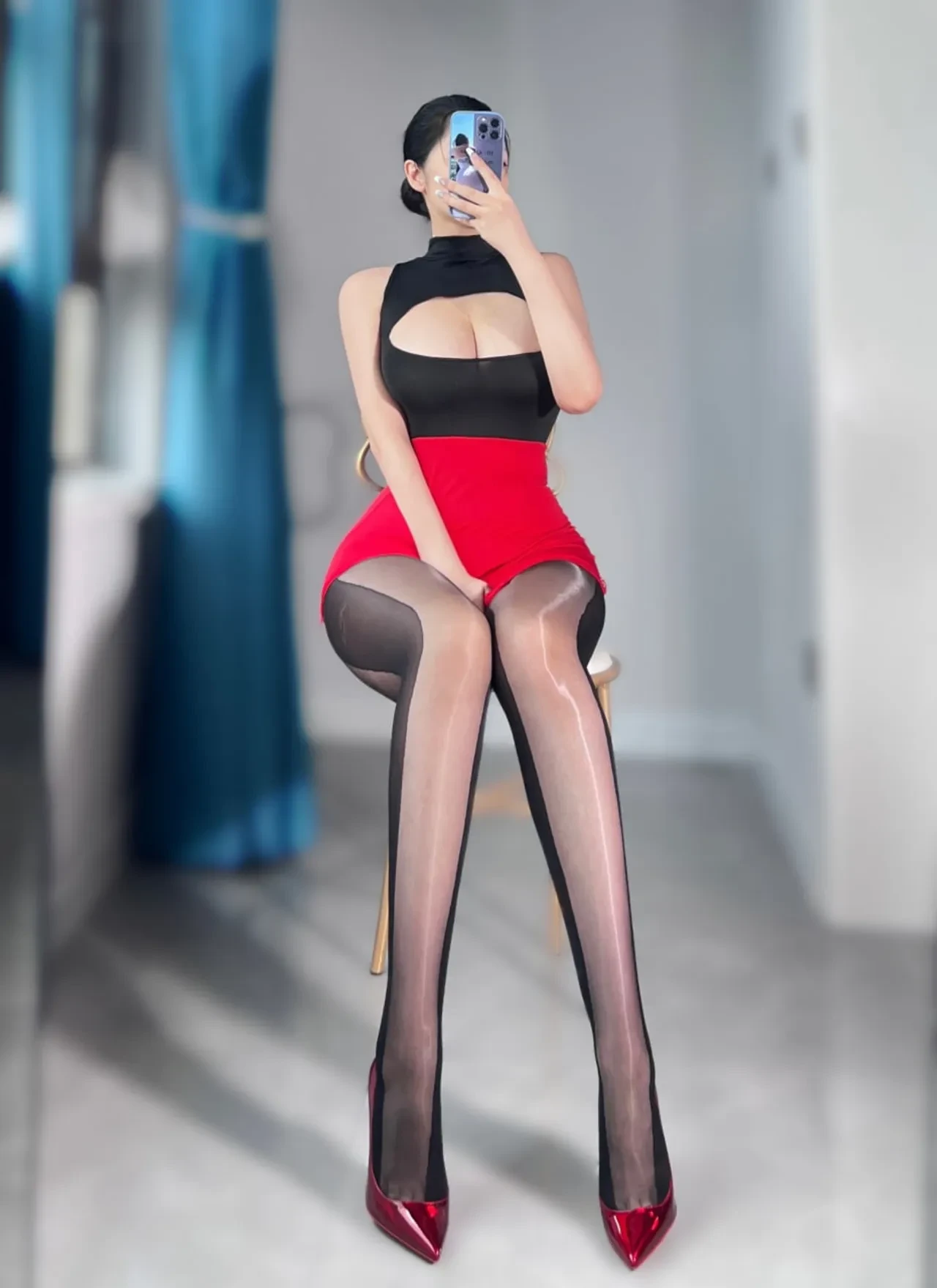 120斤的小王同学 – 仅有乳贴的秘书 [28P]