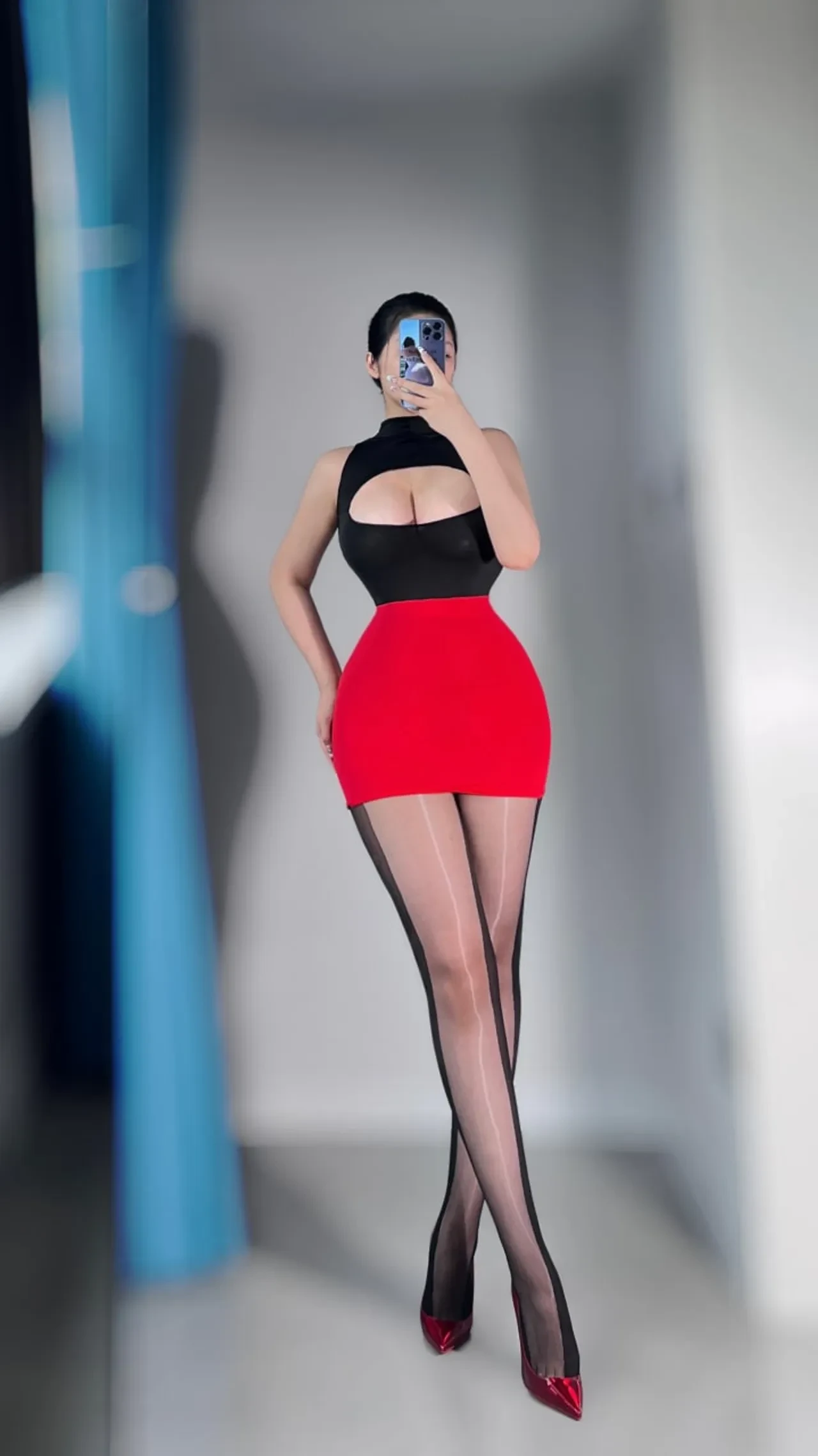 120斤的小王同学 – 仅有乳贴的秘书 [28P]