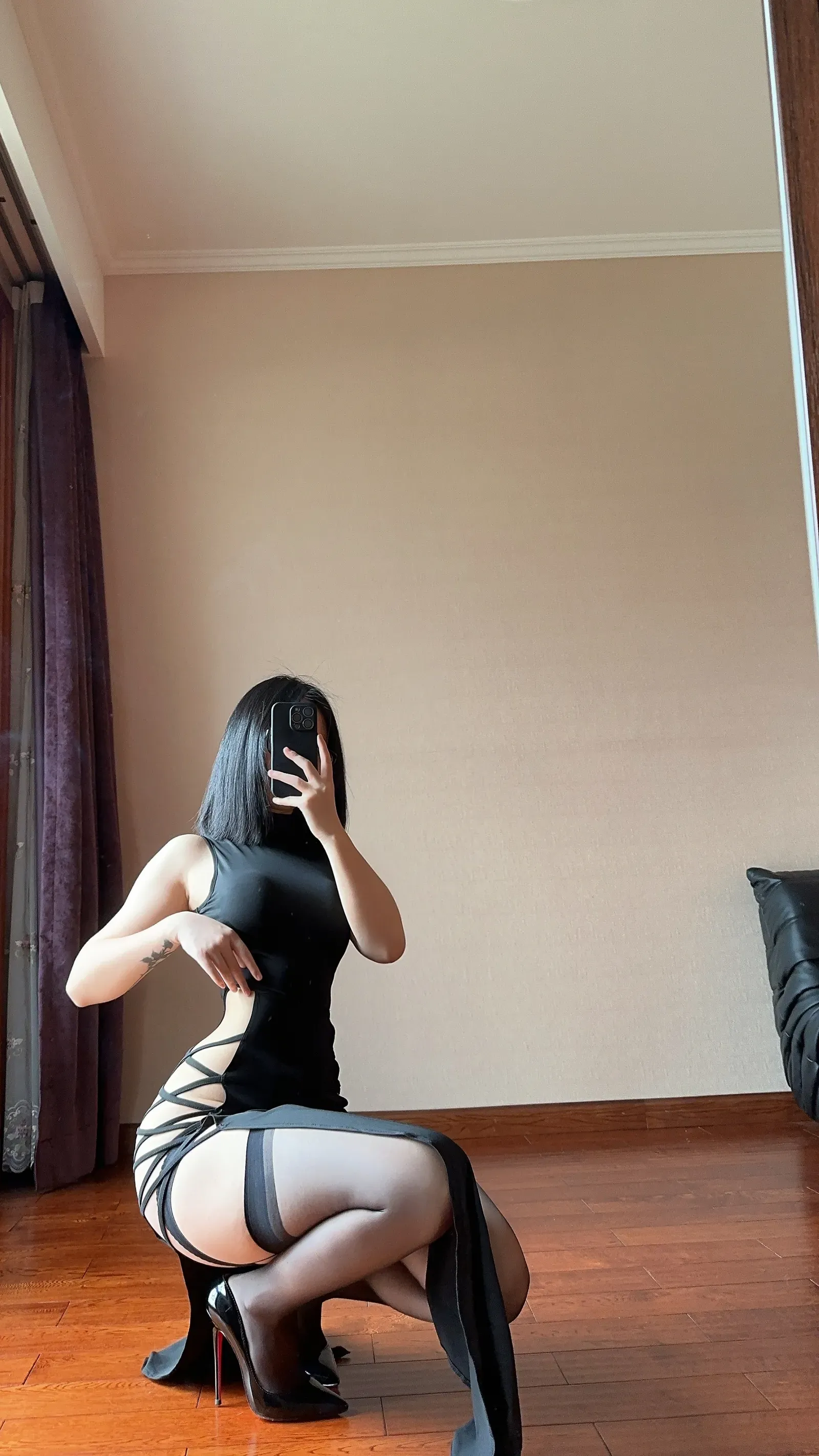 俏妞qiaoniuTT – 国风黑丝开叉旗袍 [30P]