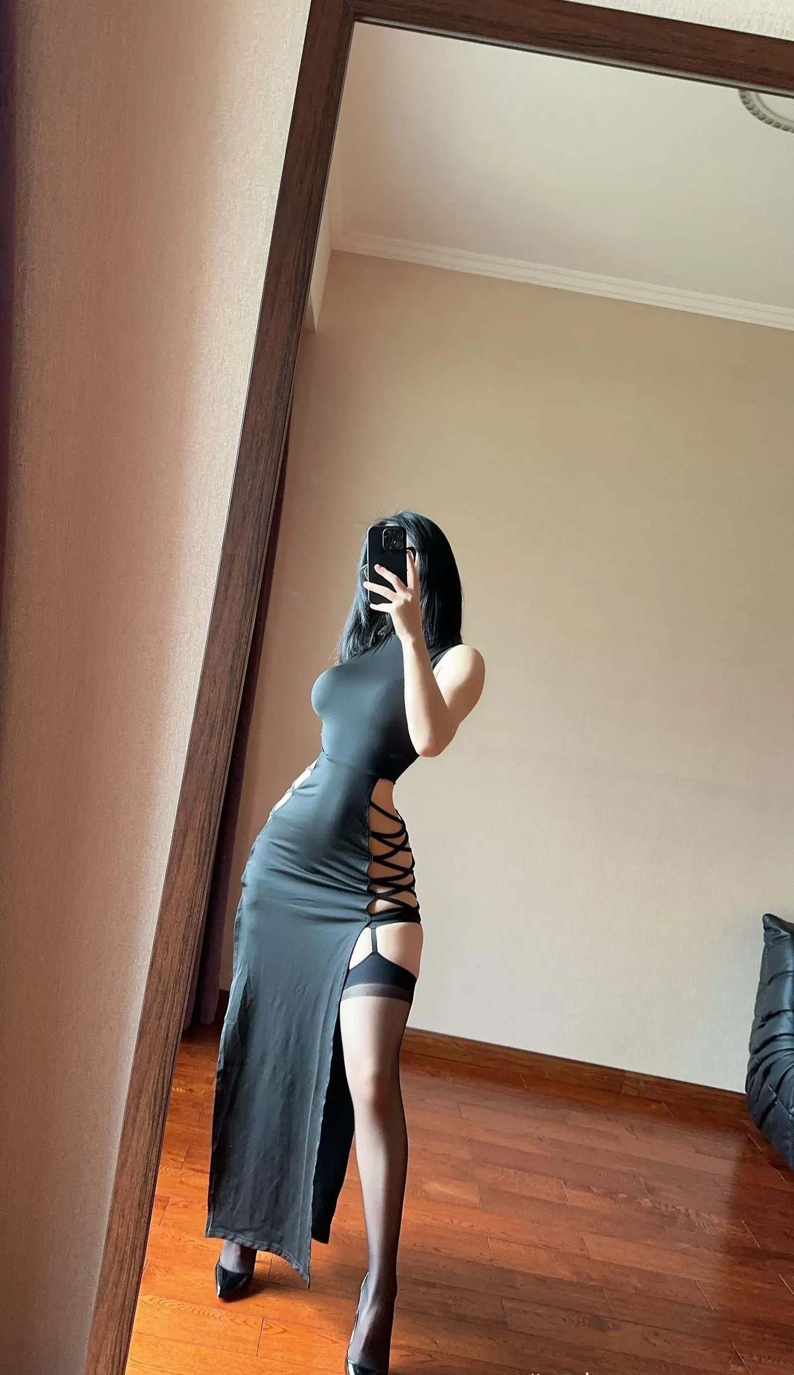 俏妞qiaoniuTT – 国风黑丝开叉旗袍 [30P]