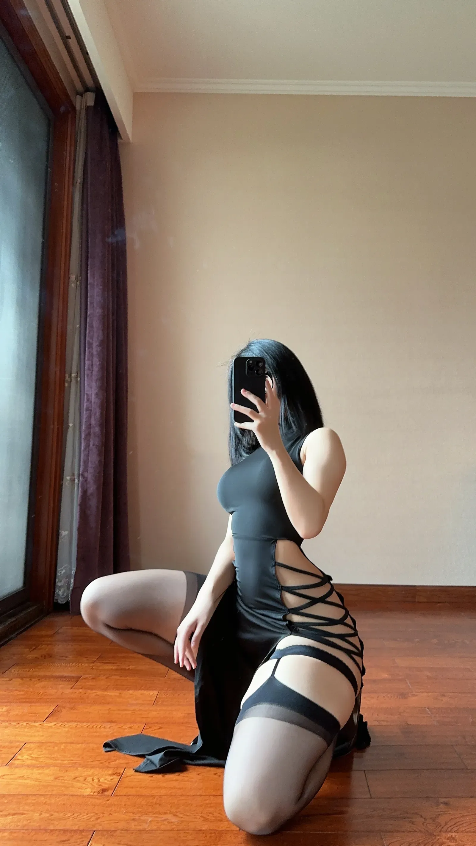 俏妞qiaoniuTT – 国风黑丝开叉旗袍 [30P]