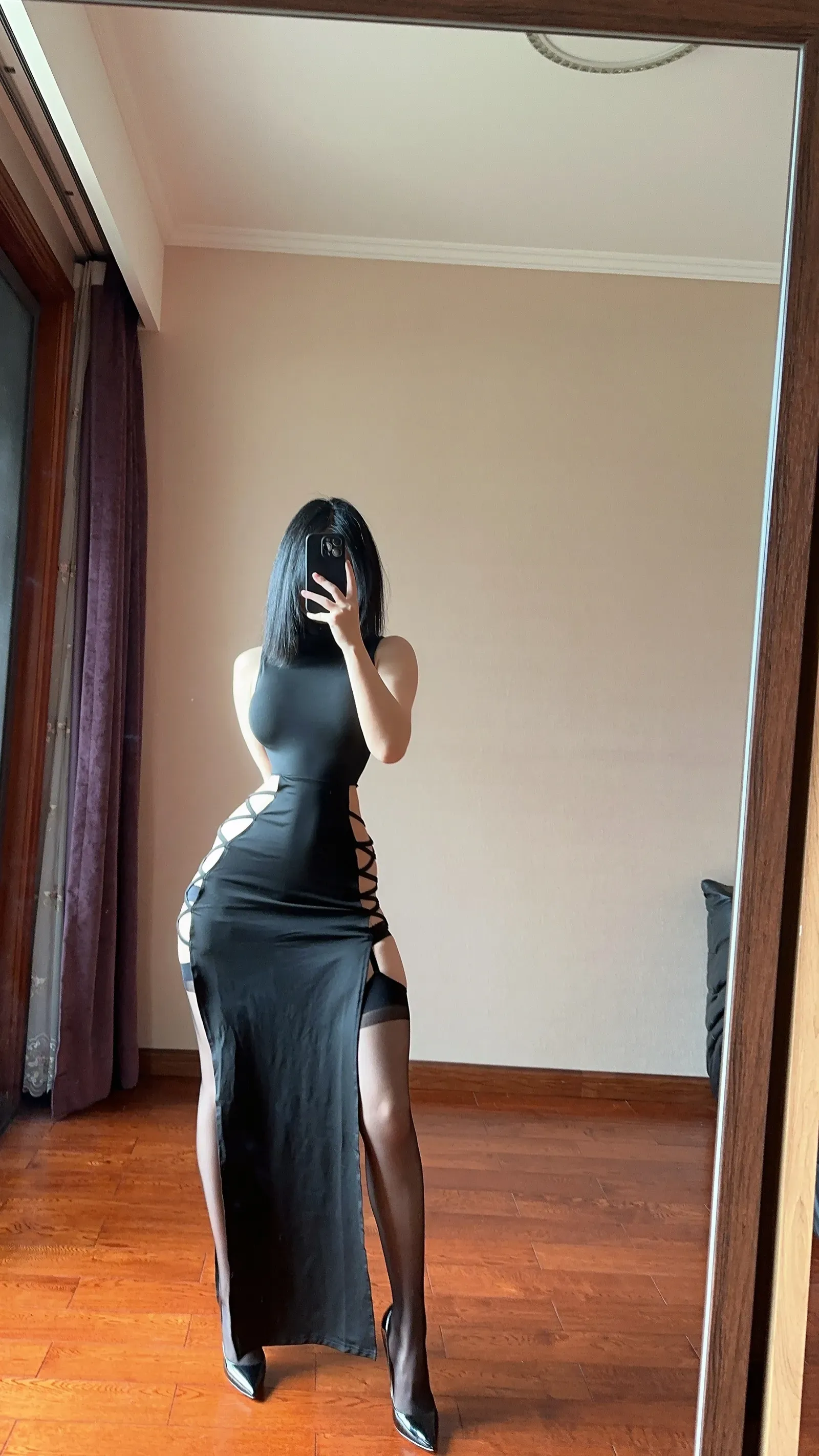 俏妞qiaoniuTT – 国风黑丝开叉旗袍 [30P]