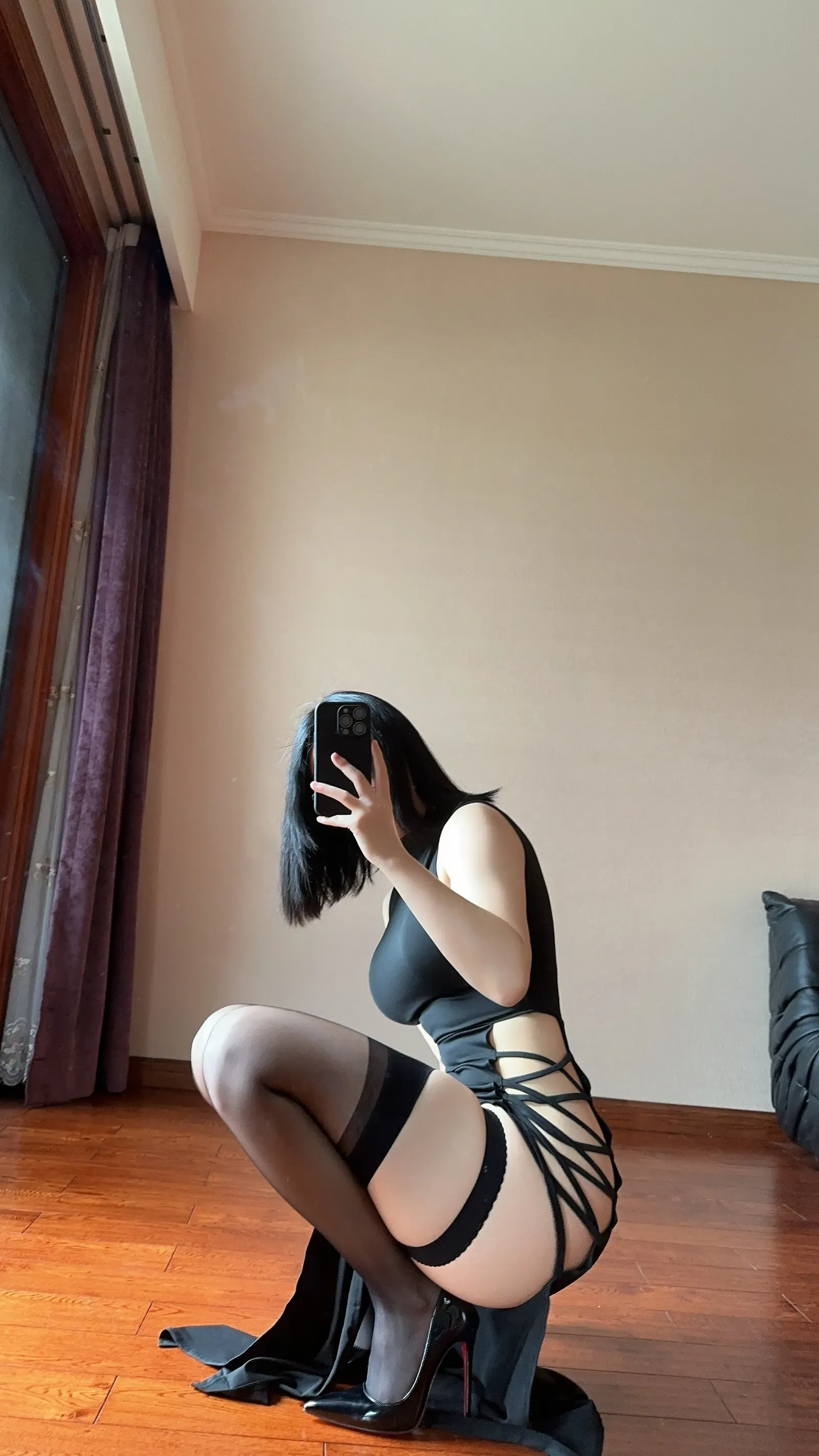 俏妞qiaoniuTT – 国风黑丝开叉旗袍 [30P]