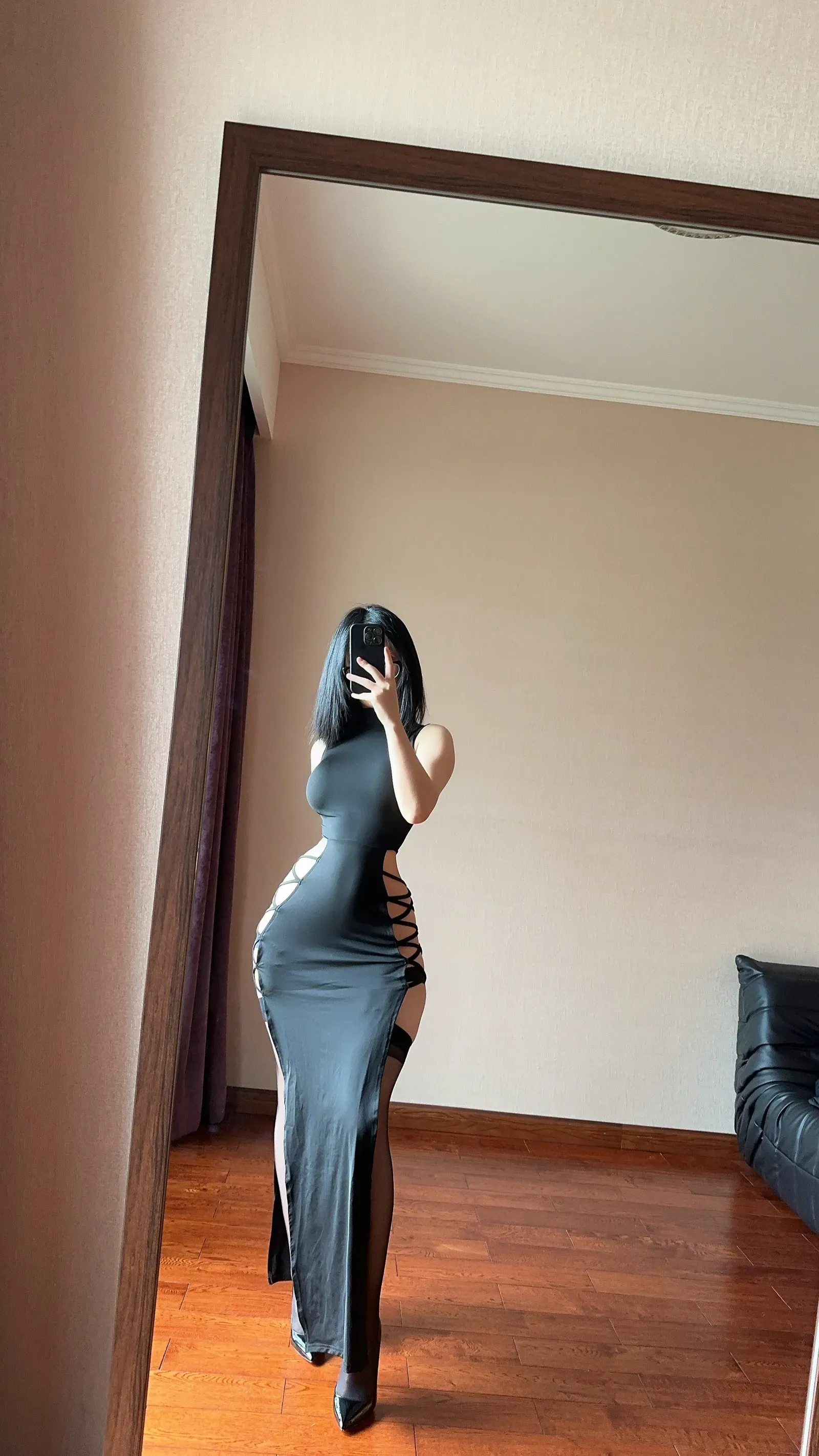 俏妞qiaoniuTT – 国风黑丝开叉旗袍 [30P]