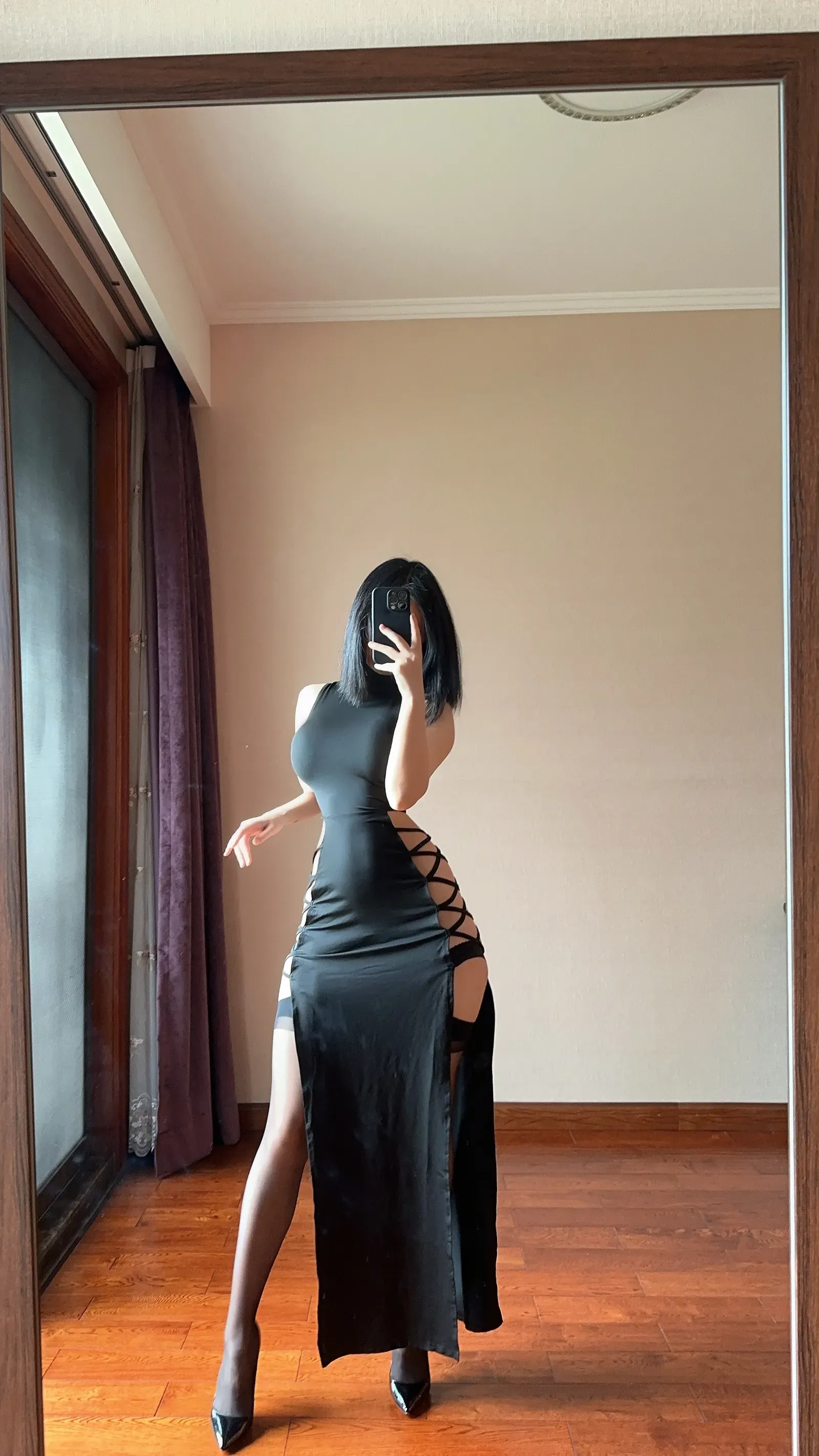 俏妞qiaoniuTT – 国风黑丝开叉旗袍 [30P]