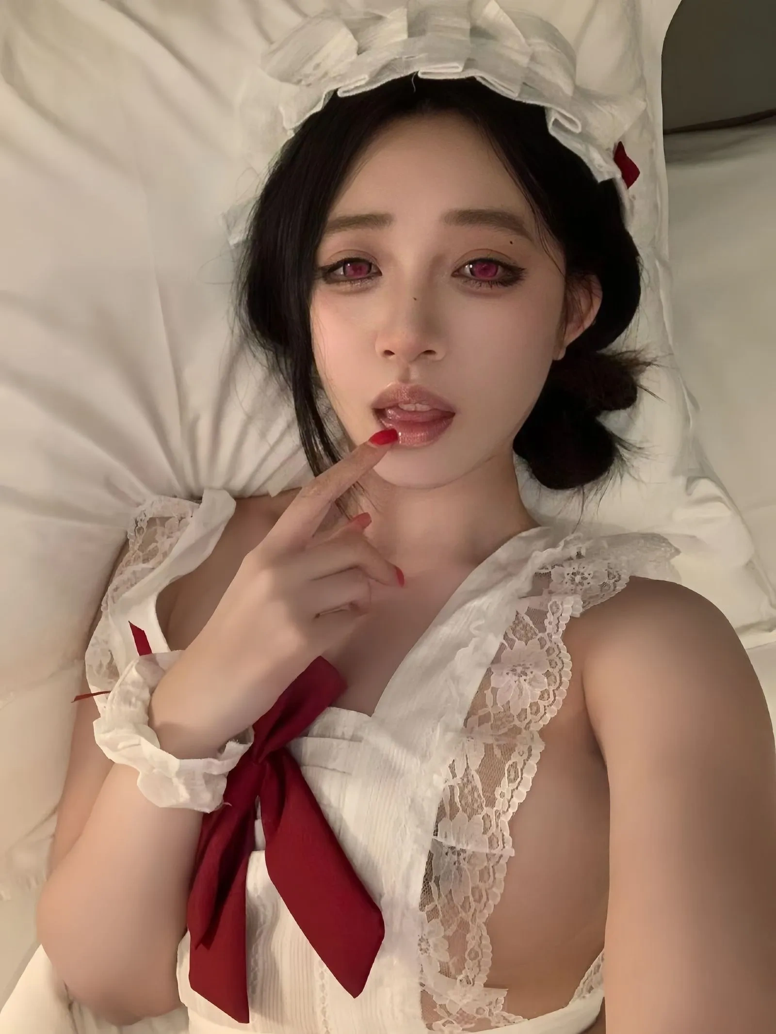 鹅鹅 – 白色蕾丝情趣女仆装 [16P]