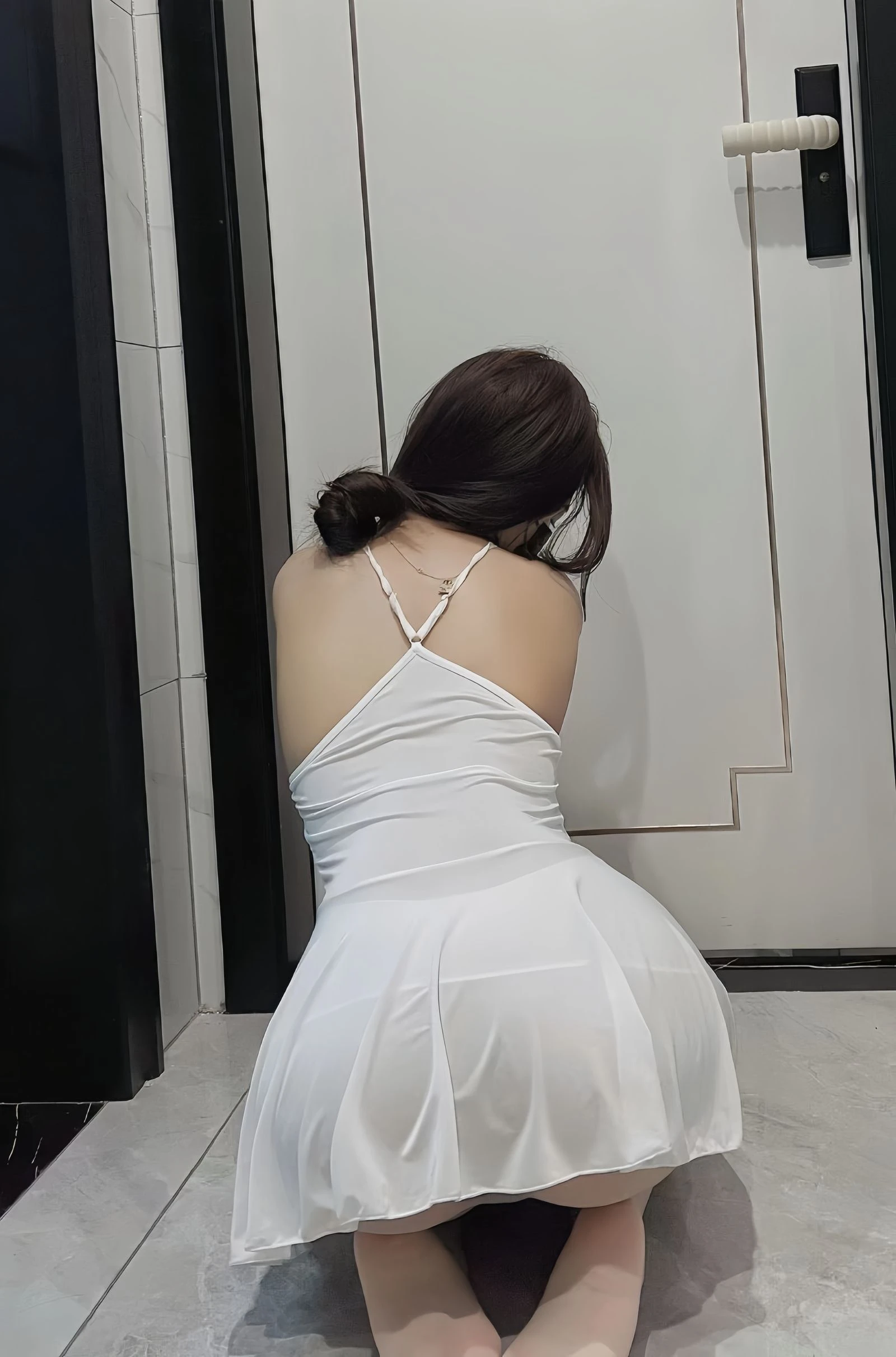 小酒伏特加 – 开档油丝 [23P]