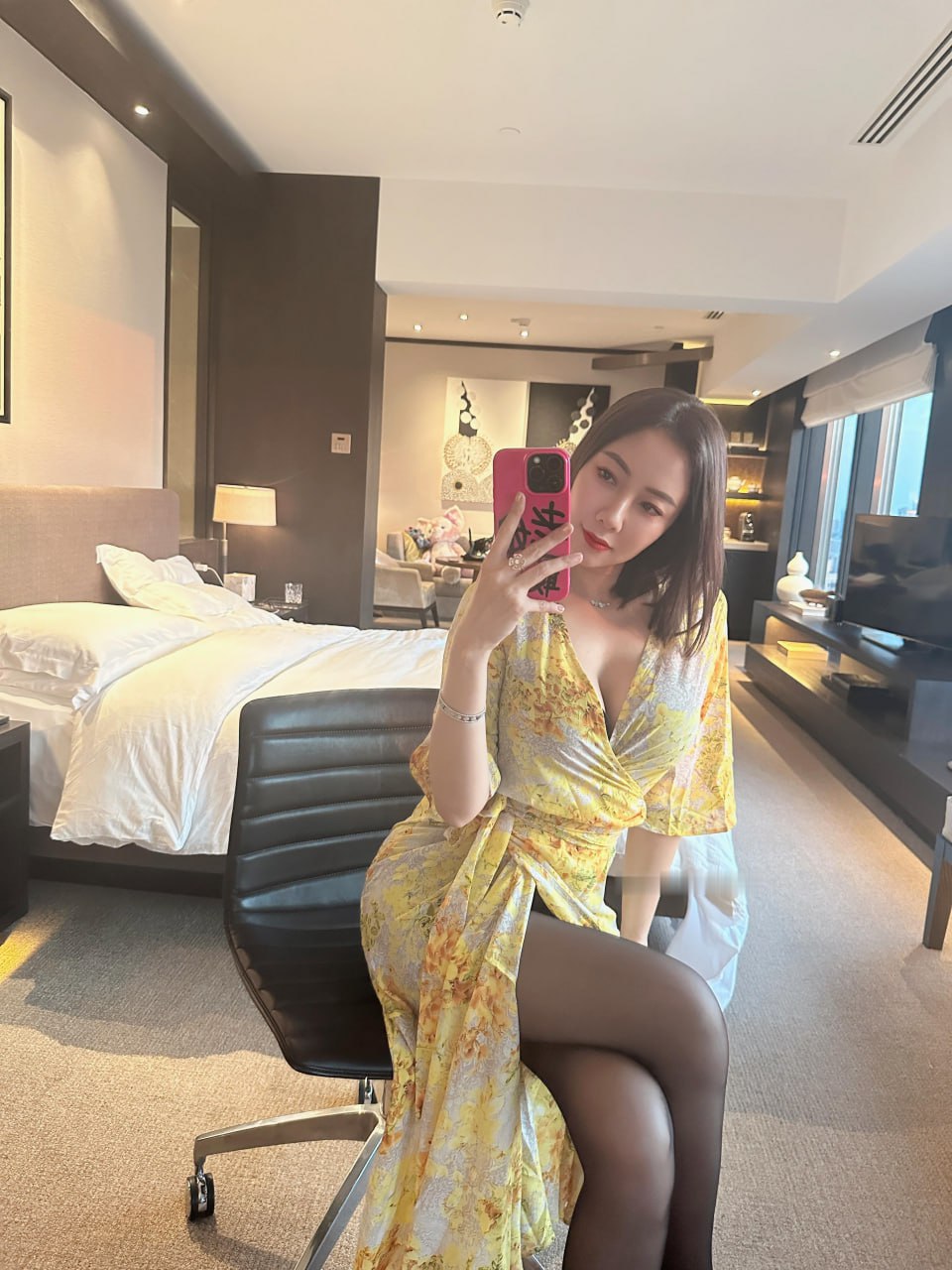 果儿Victoria – 黄色战袍 [23P]