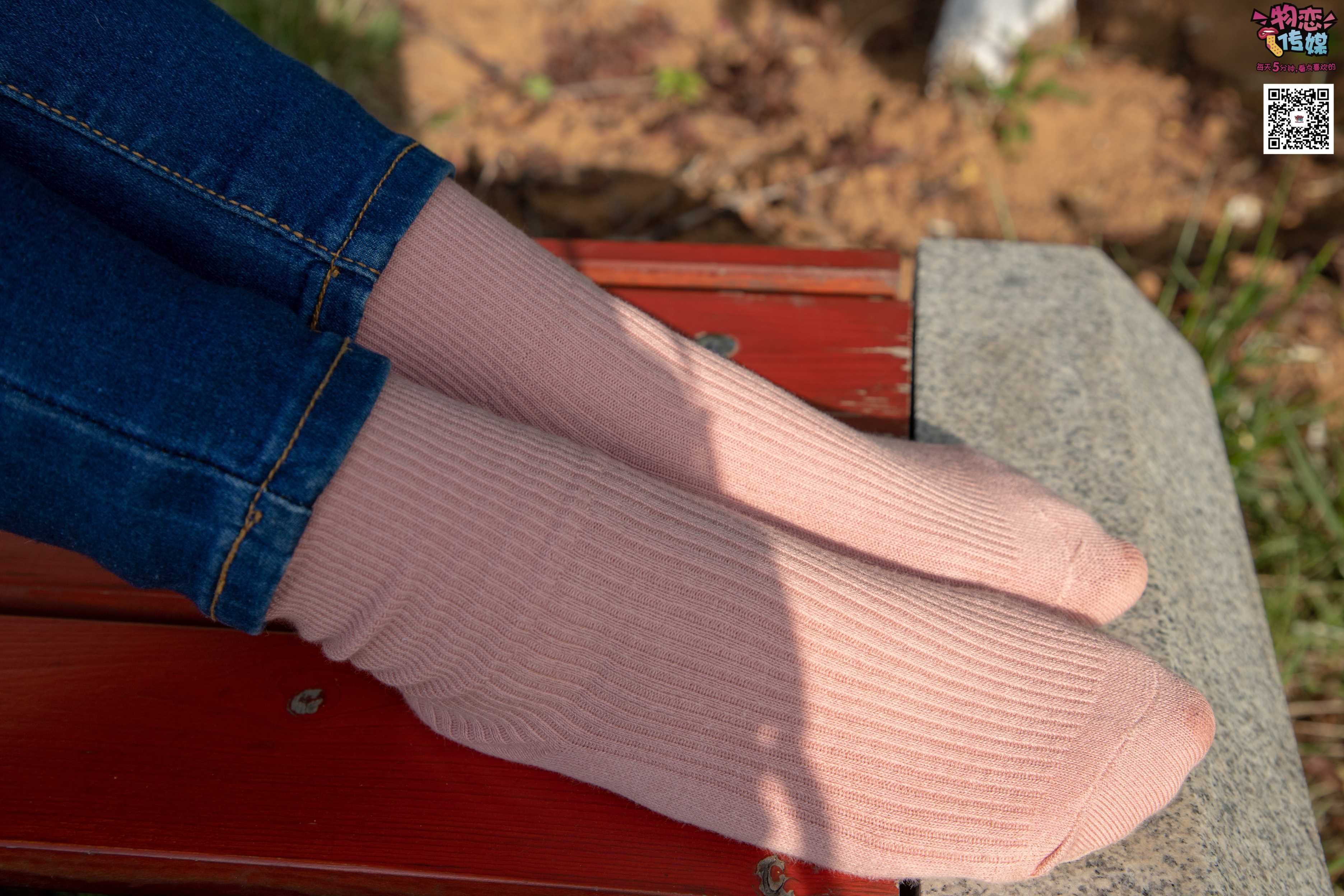 物恋传媒 No.012 娇小型小萝莉哦,猜猜我多大呢,小白板鞋搭配粉色棉袜  [124P+861MB]