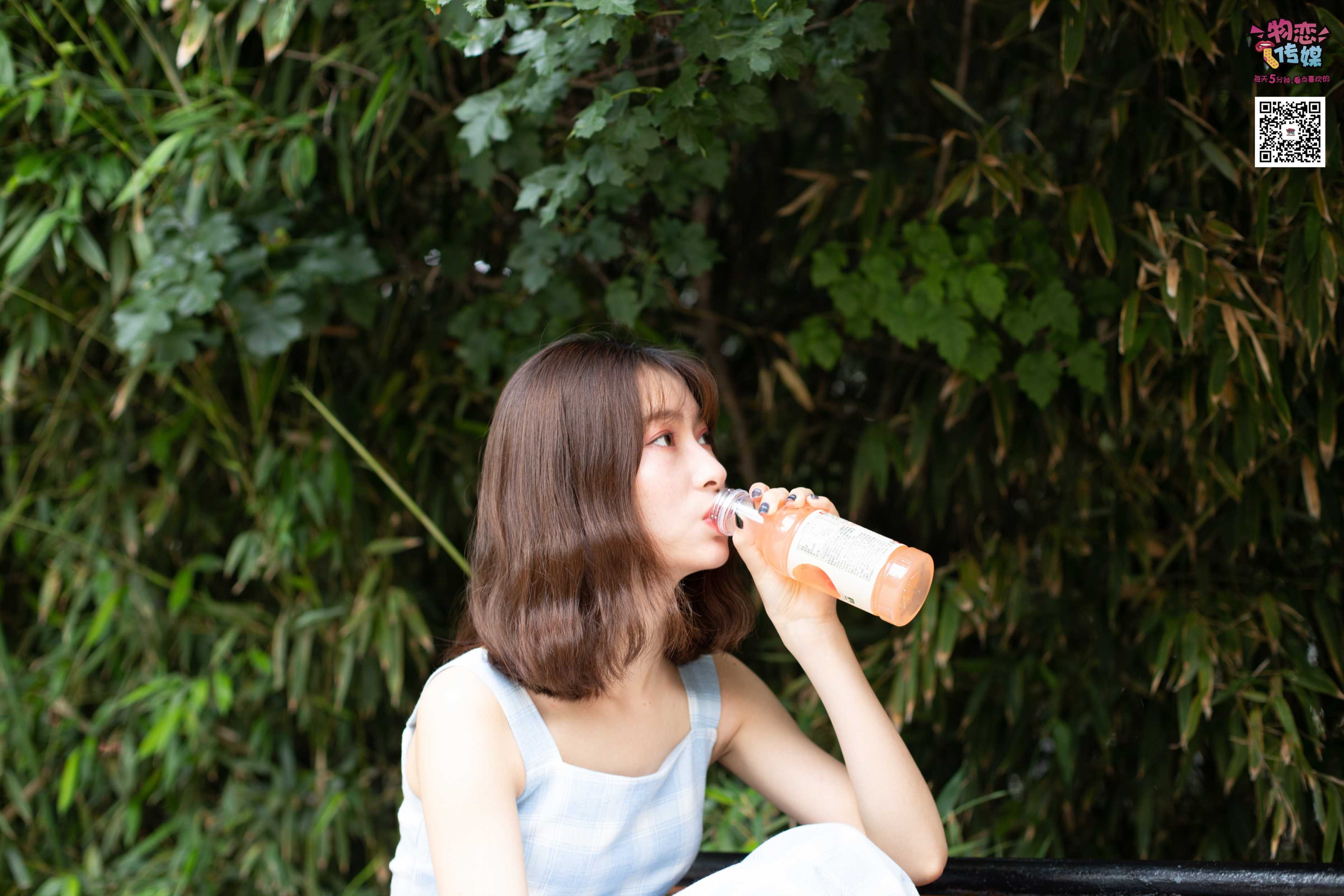 物恋传媒 No.016 经典就是不需挑片,透明配清纯白棉袜  [300P+1V1.79GB]