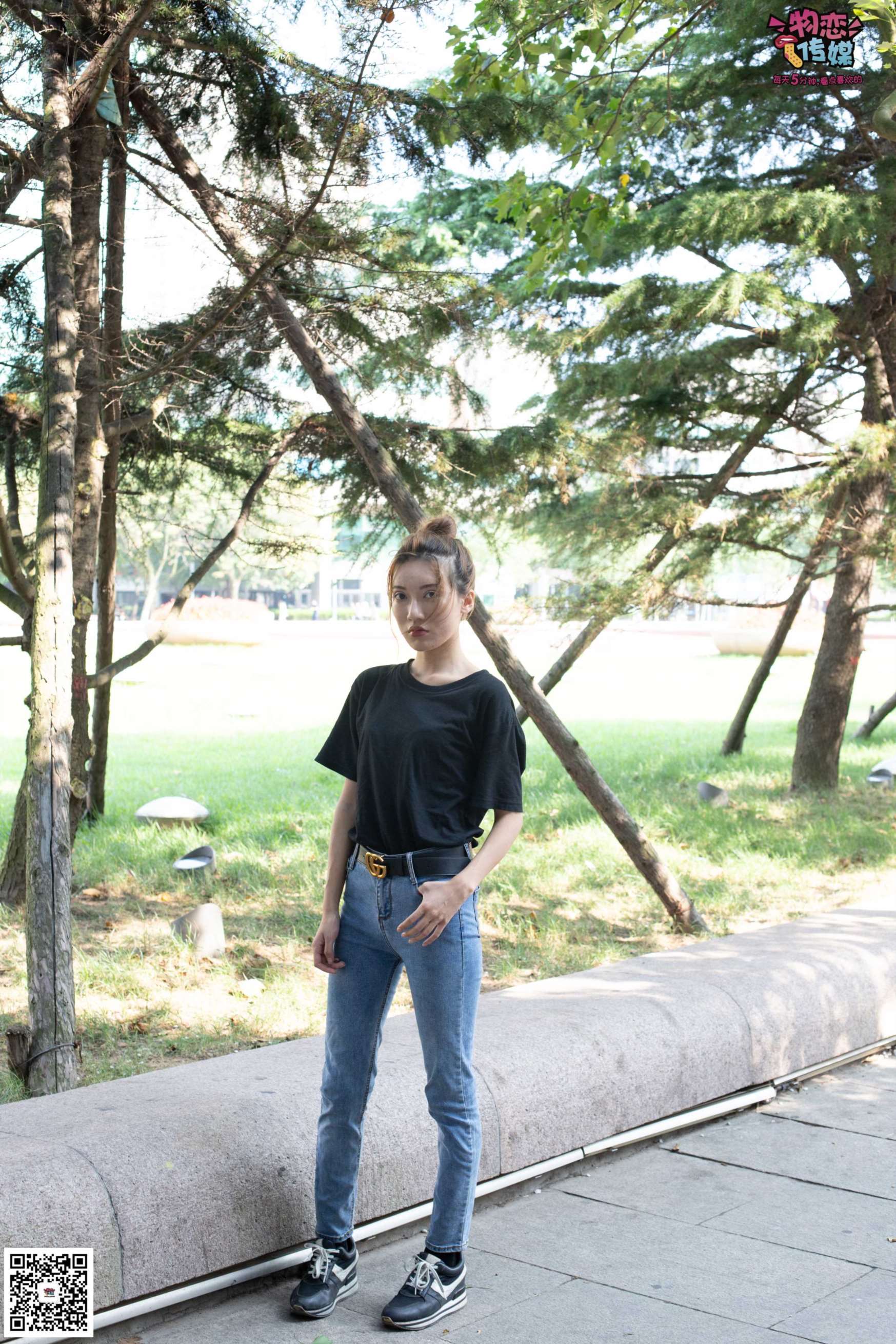 物恋传媒 No.047 丸子头的大眼妹,H体恤搭配经典牛仔裤  [105P+1V896MB]