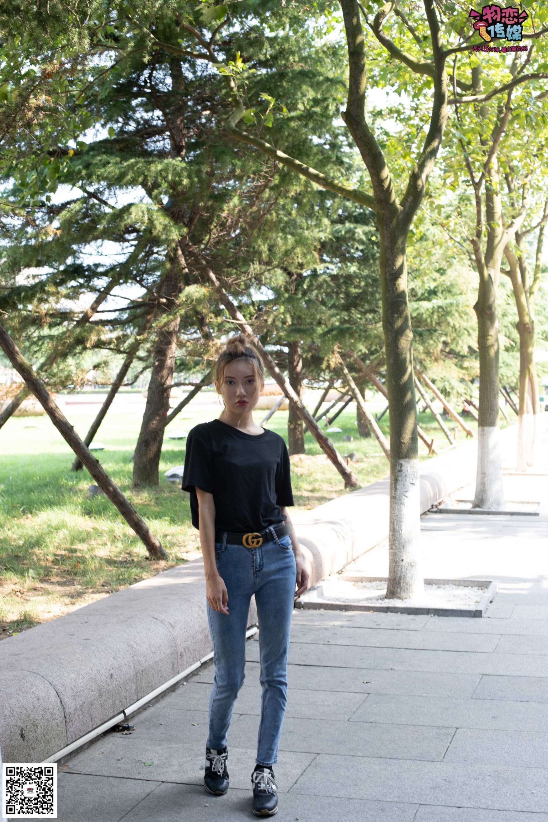 物恋传媒 No.047 丸子头的大眼妹,H体恤搭配经典牛仔裤  [105P+1V896MB]