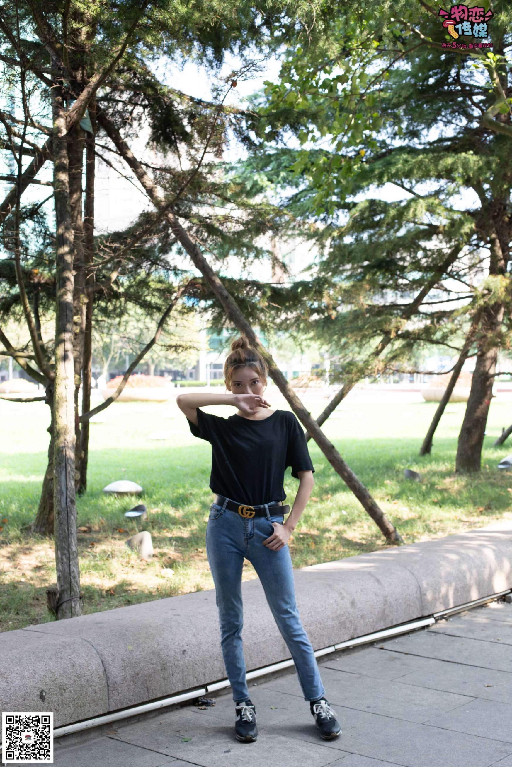 物恋传媒 No.047 丸子头的大眼妹,H体恤搭配经典牛仔裤  [105P+1V896MB]