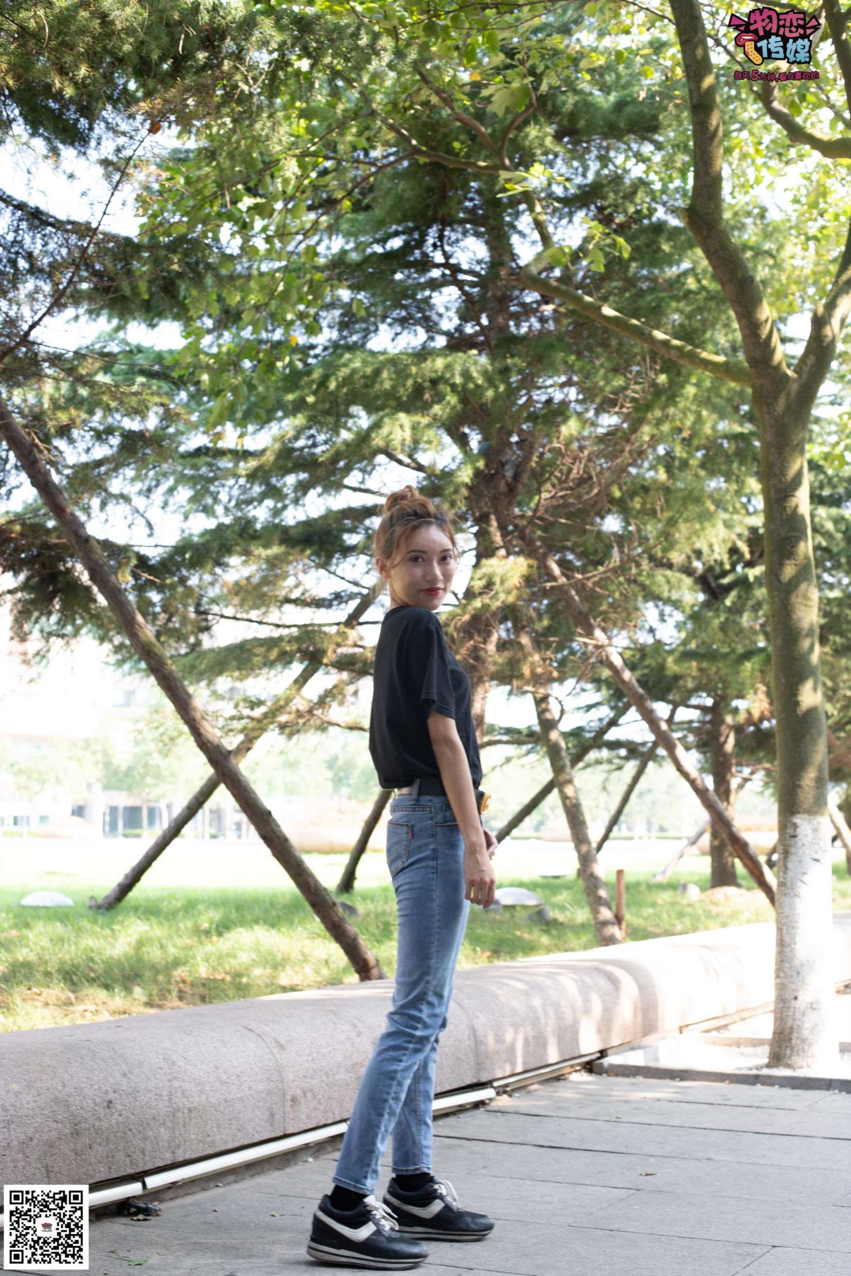 物恋传媒 No.047 丸子头的大眼妹,H体恤搭配经典牛仔裤  [105P+1V896MB]