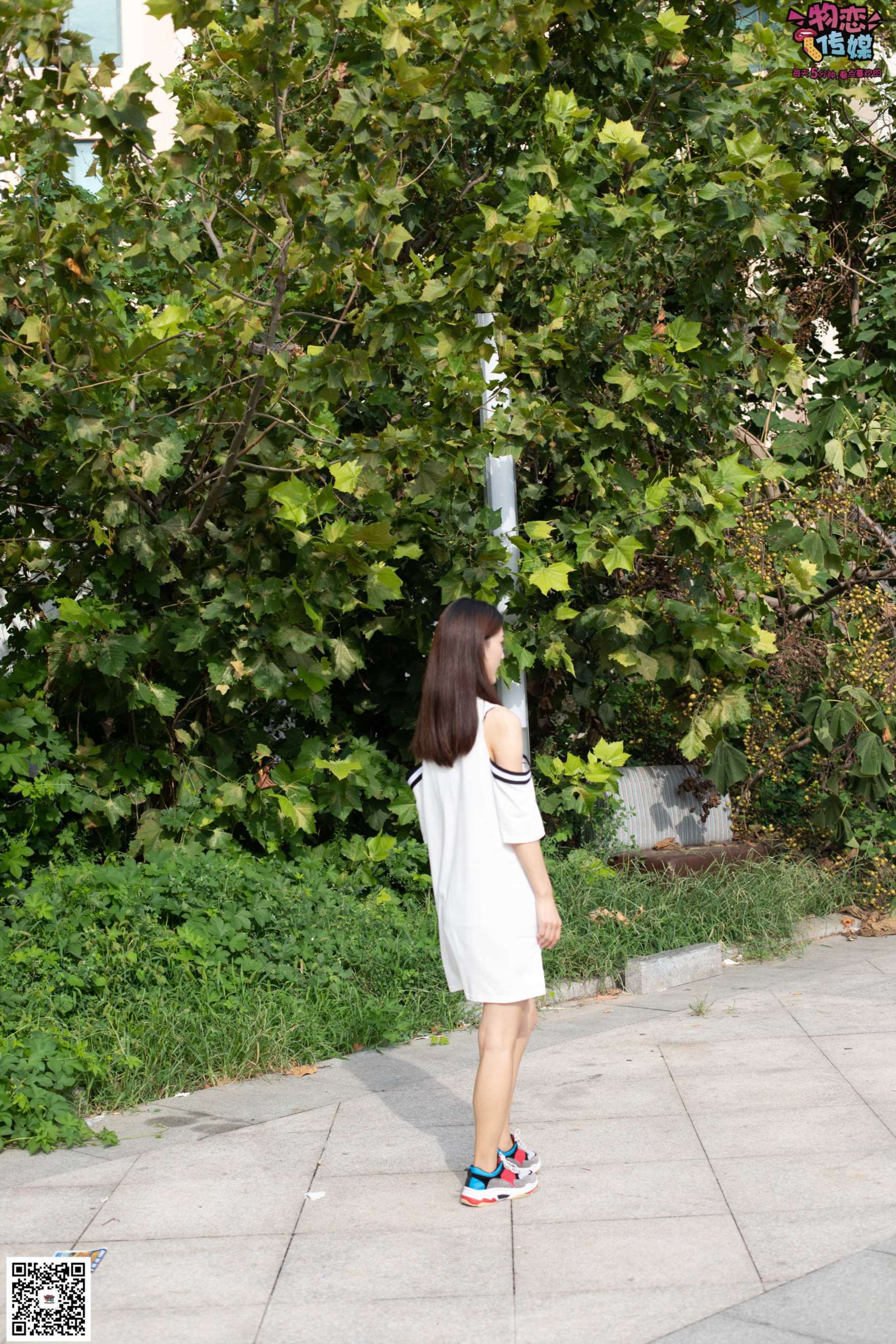 物恋传媒 No.049 露肩连衣裙搭配撞色老爹鞋，搭配粉色短棉袜  [126P+1V1.07GB]