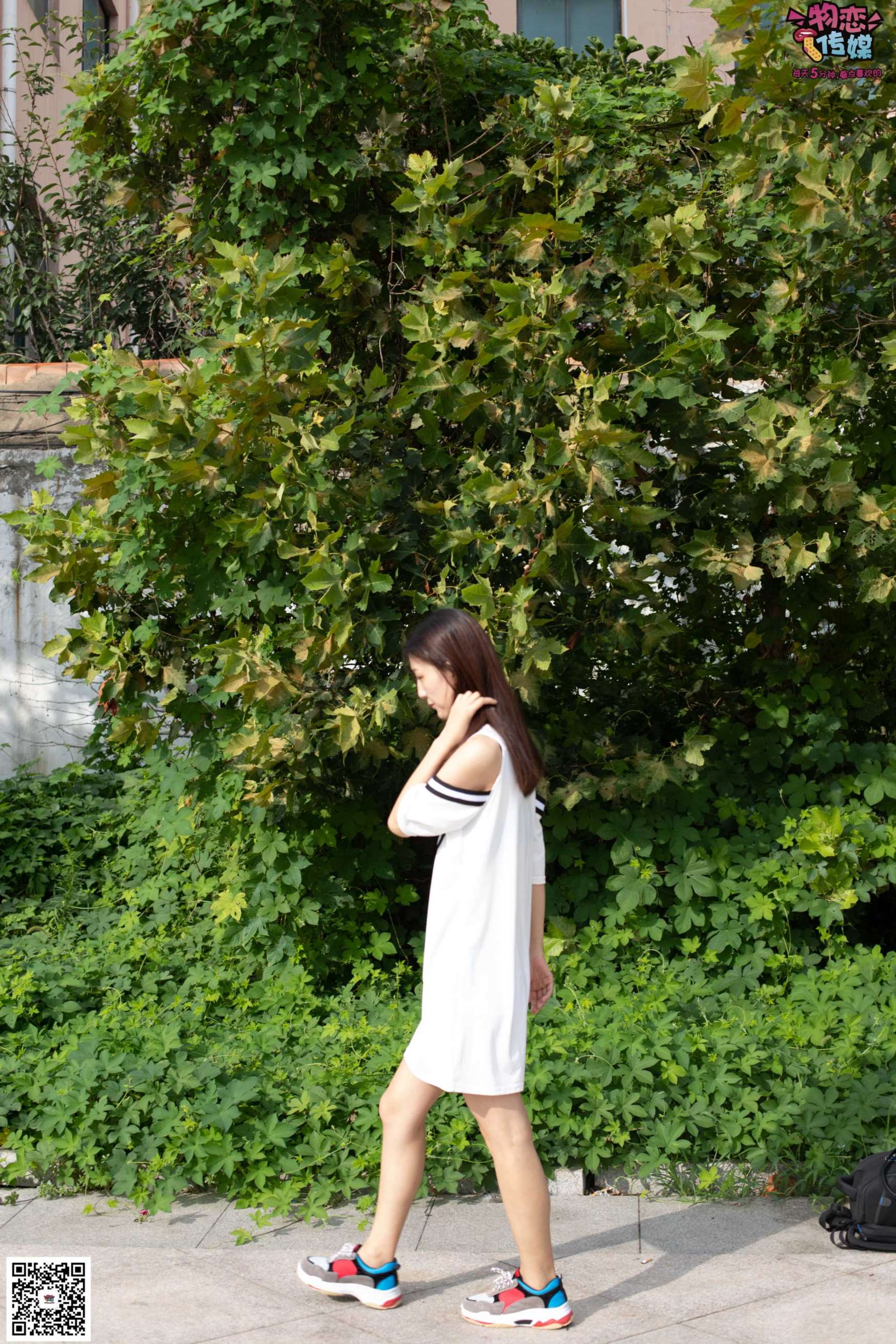 物恋传媒 No.049 露肩连衣裙搭配撞色老爹鞋，搭配粉色短棉袜  [126P+1V1.07GB]