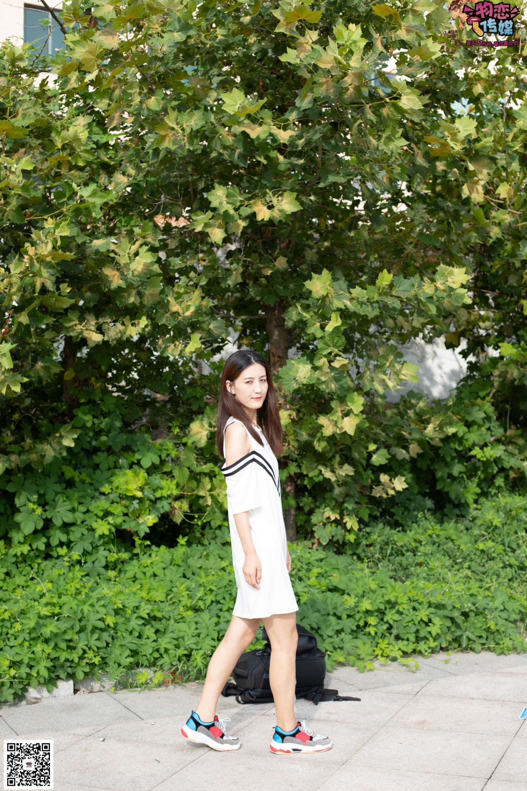 物恋传媒 No.049 露肩连衣裙搭配撞色老爹鞋，搭配粉色短棉袜  [126P+1V1.07GB]