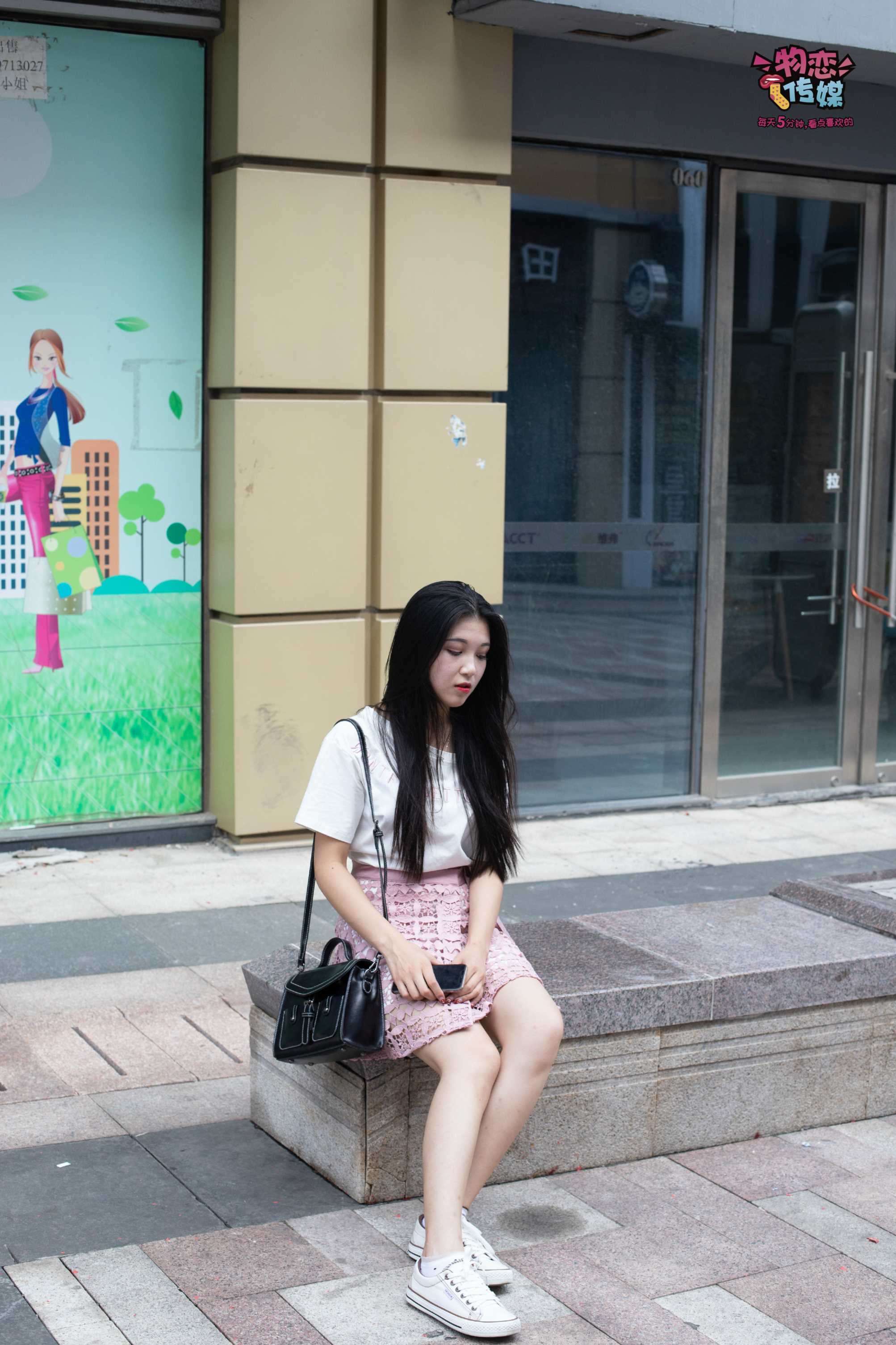 物恋传媒 No.051 俏皮露肩T恤搭配粉色小短裙,白色板鞋配白色斑点袜  [148P+1V1.10GB]